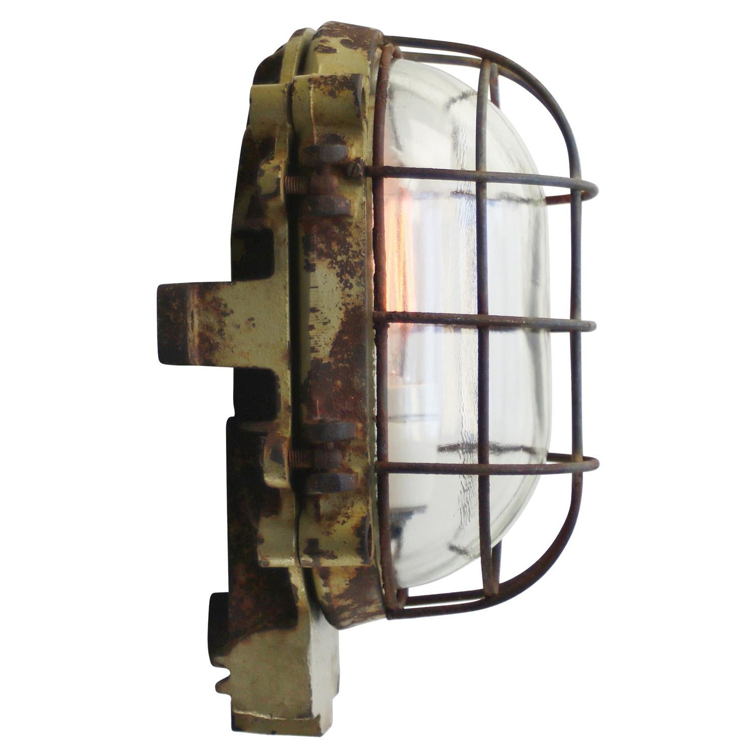 Lámpara industrial de pared o techo fabricada por Mapelec Amiens, Francia
hierro fundido, cristal transparente

Medida: peso 11,70 kg / 25,8 lb

Precio por unidad. Todas las lámparas se han adecuado a las normas internacionales para bombillas