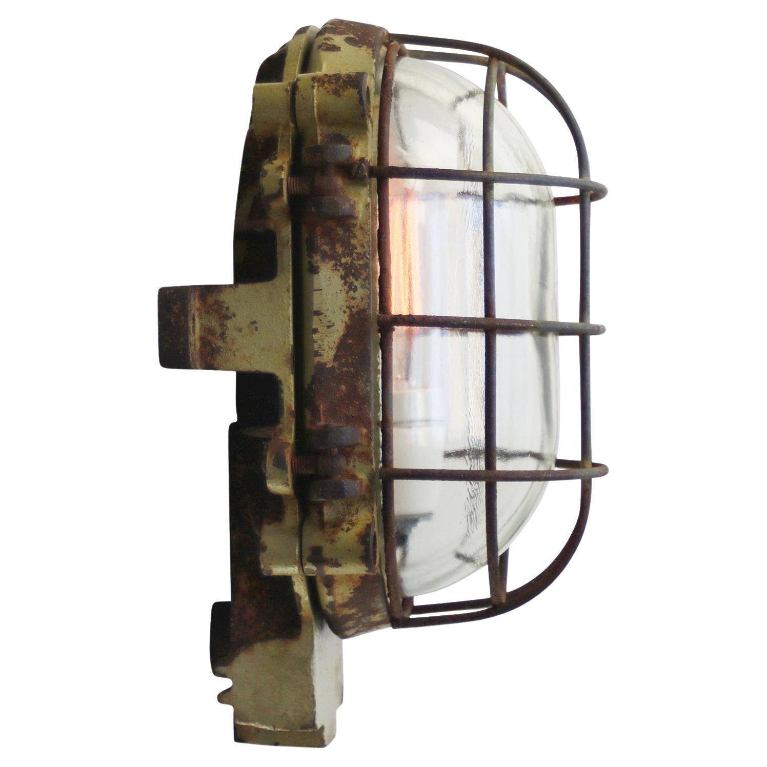 Lampada industriale da parete o da soffitto realizzata da Mapelec Amiens, Francia
ghisa, vetro trasparente

Misura: peso 11,70 kg / 25,8 lb

Prezzo per singolo articolo. Tutte le lampade sono state rese idonee dagli standard internazionali per le