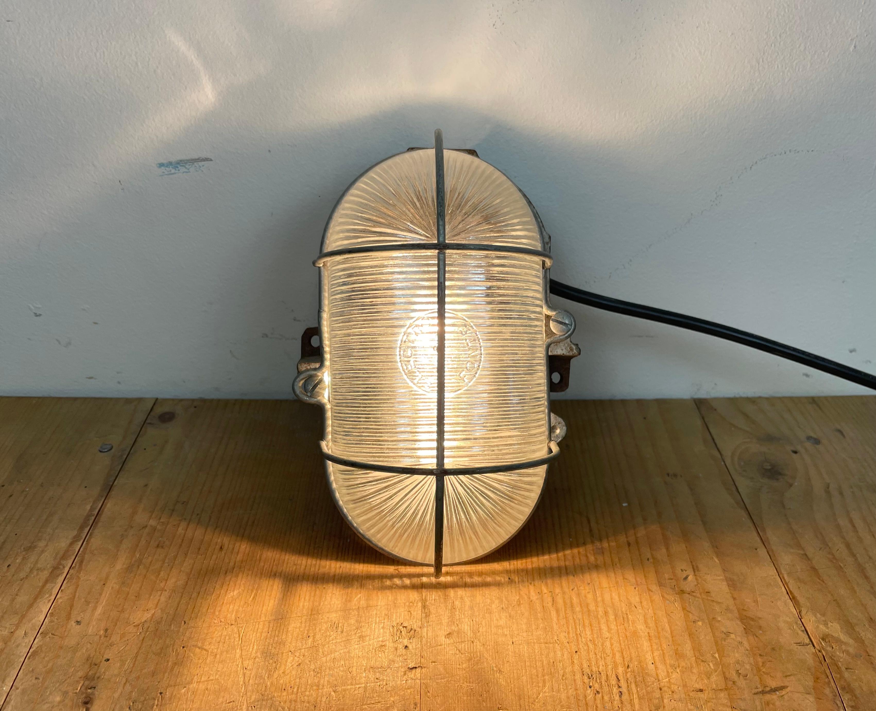 French Industrial Cast Iron Wall Lamp from Electro Fonte, Paris, 1960s For Sale 5