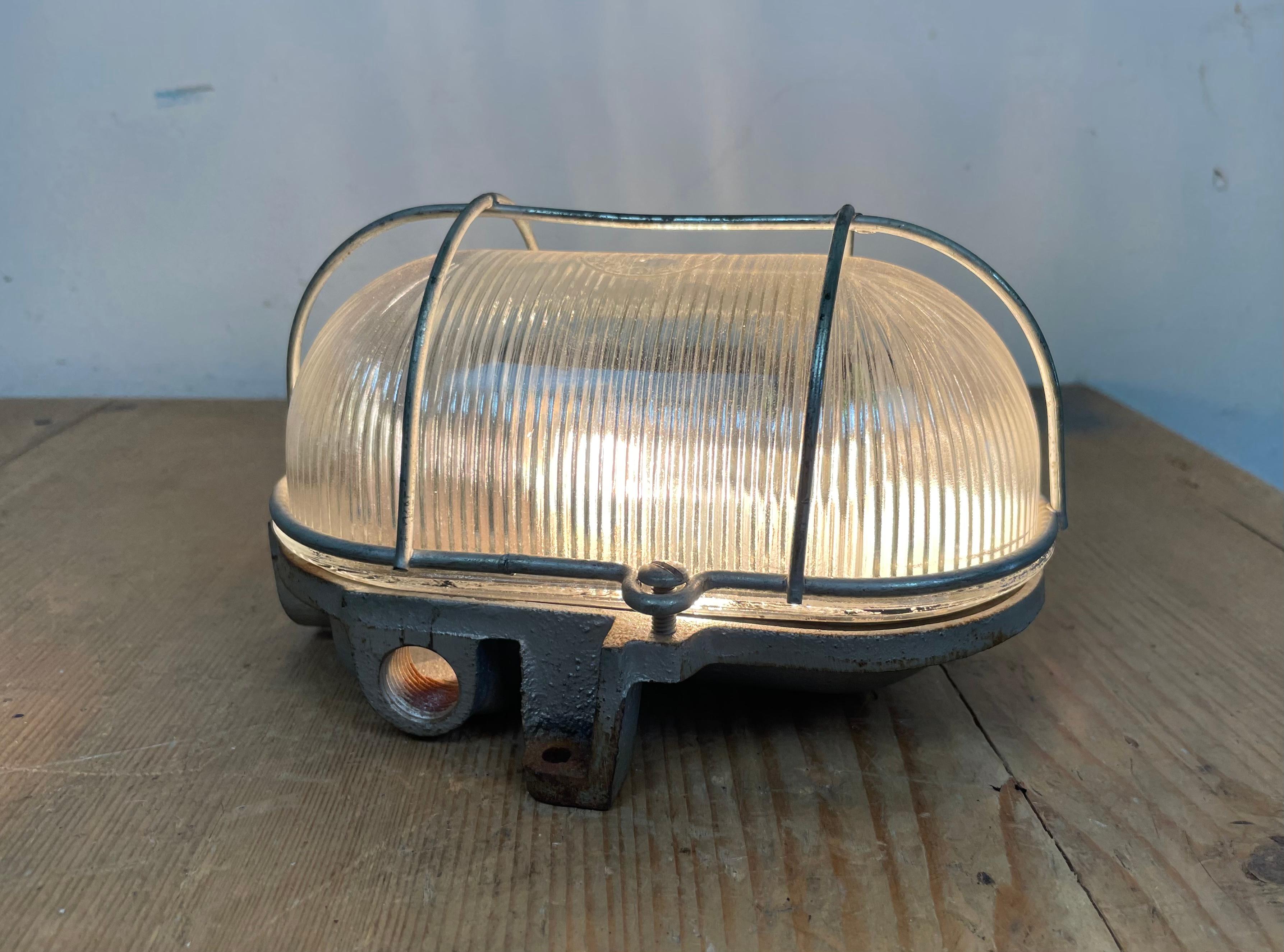 Lámpara de pared industrial francesa de hierro fundido de Electro Fonte, París, años 60 en venta 4