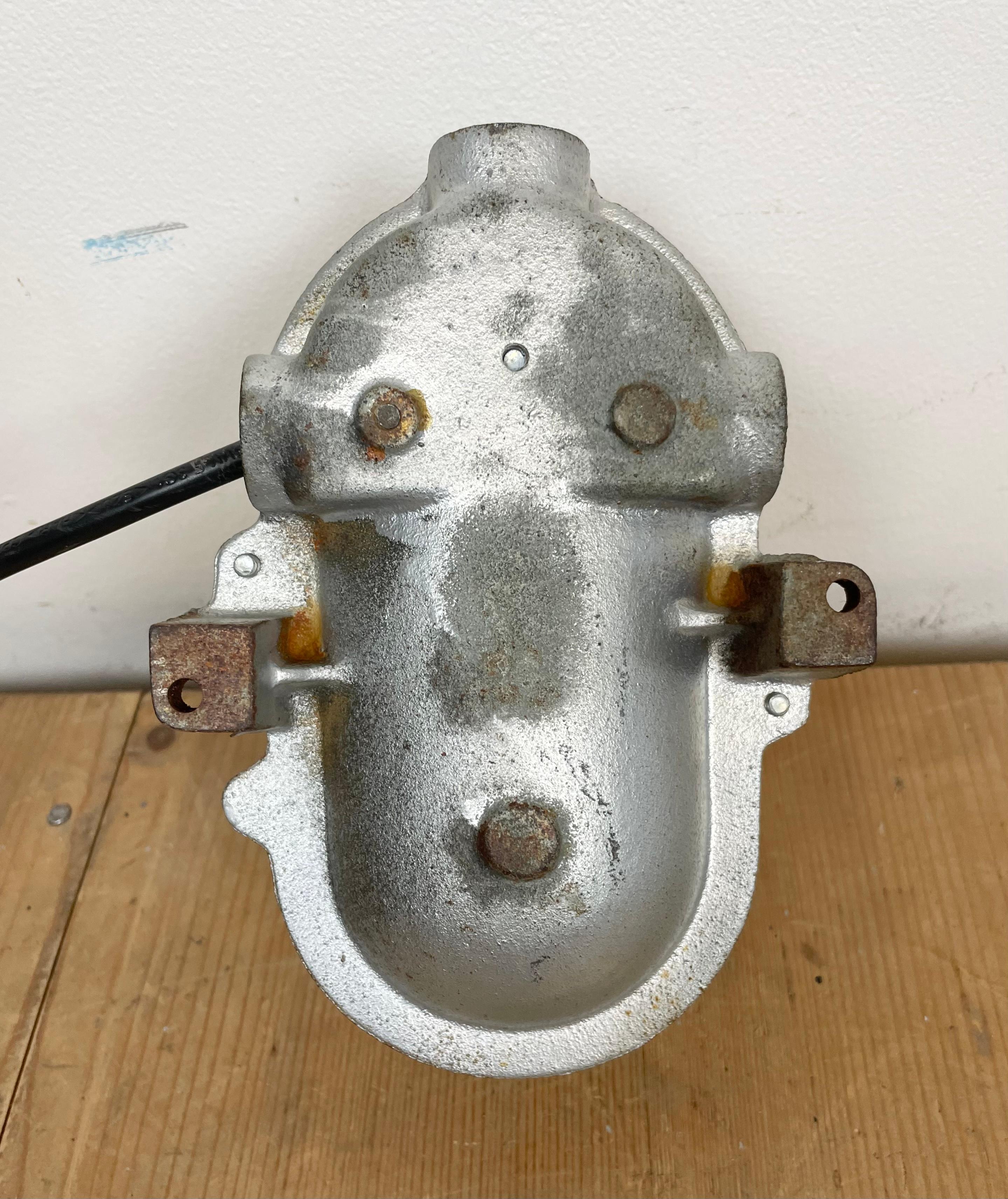 Lámpara de pared industrial francesa de hierro fundido de Electro Fonte, París, años 60 en venta 5