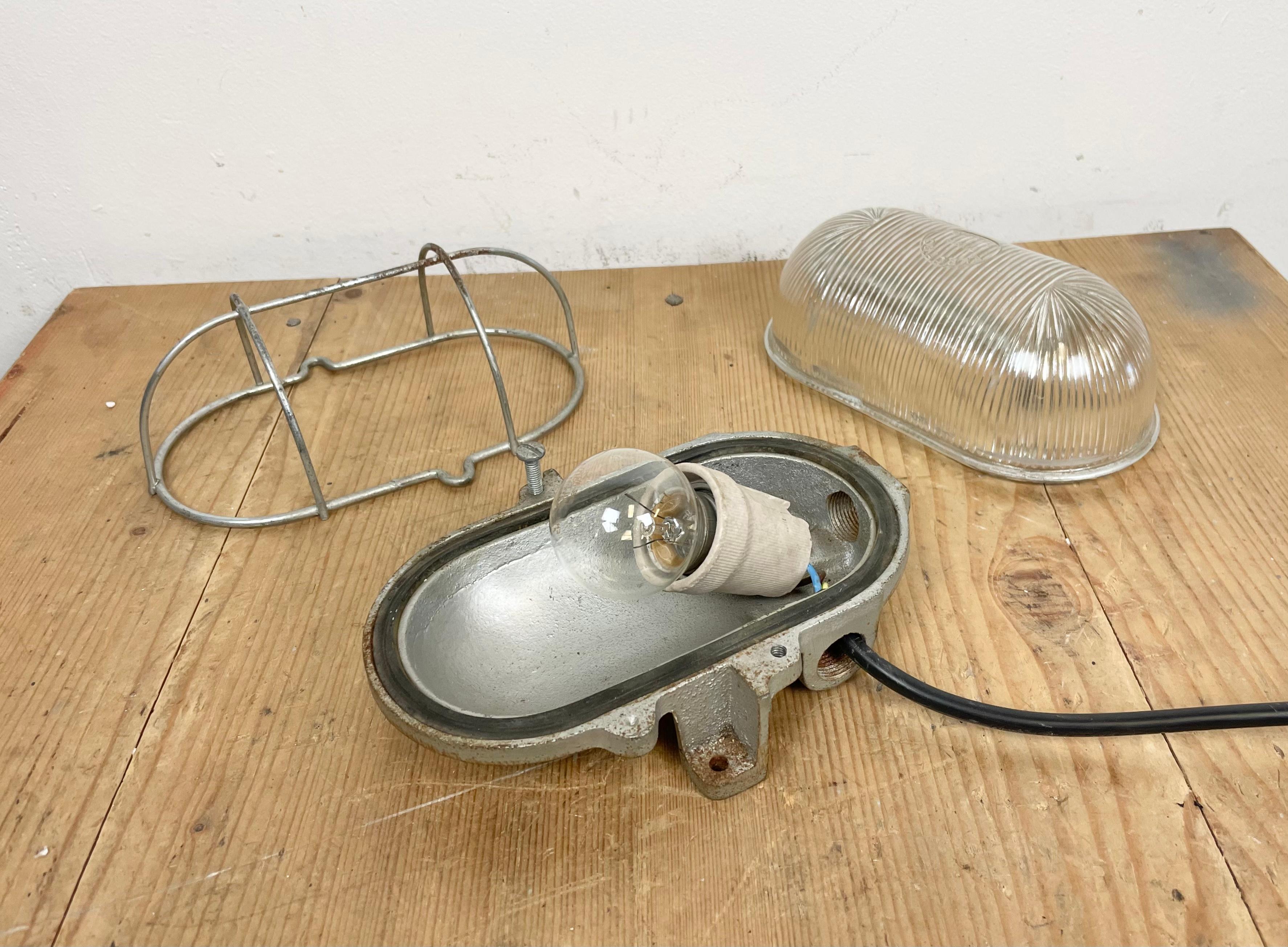 French Industrial Cast Iron Wall Lamp from Electro Fonte, Paris, 1960s For Sale 9
