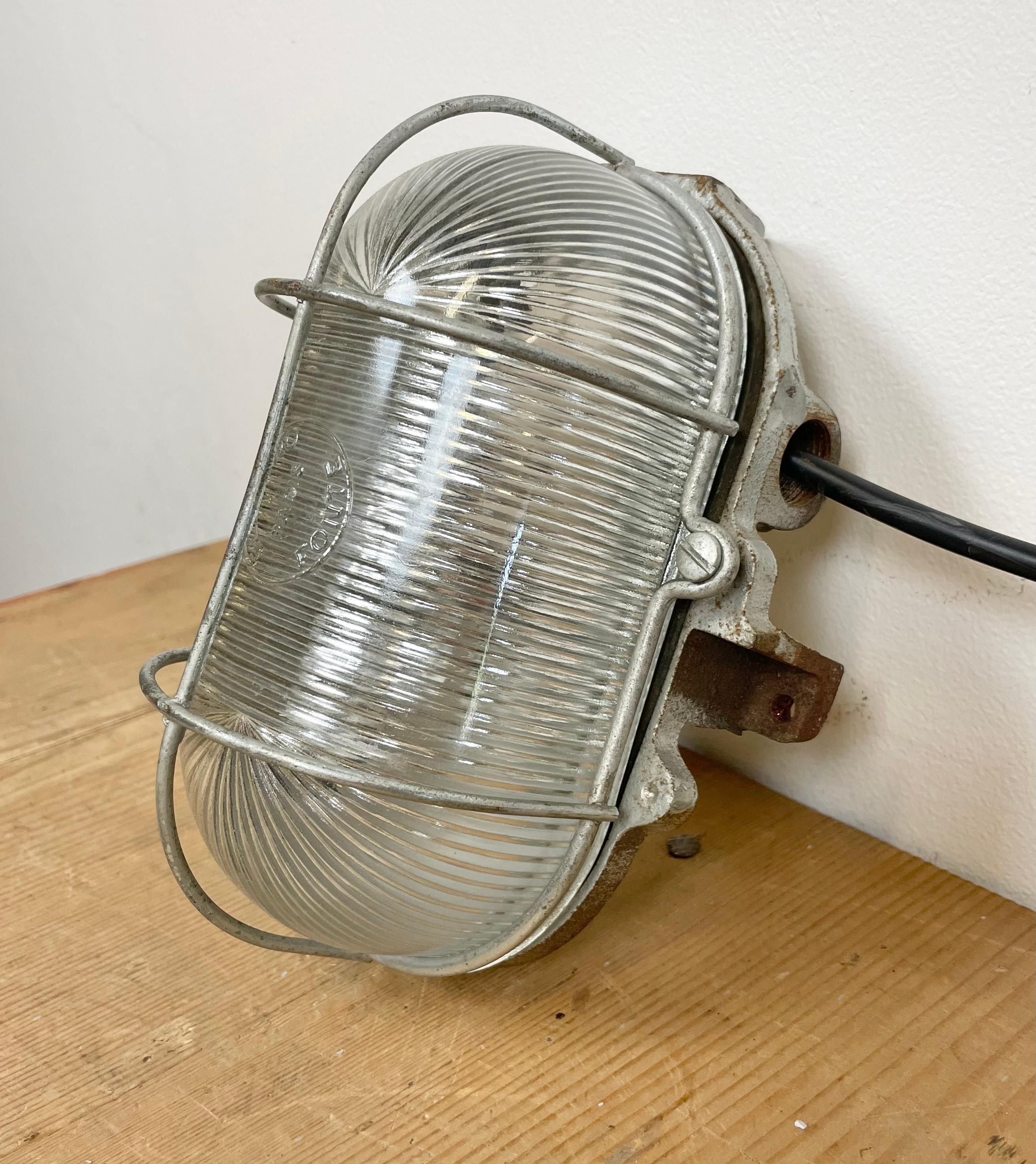 Lámpara de pared industrial francesa de hierro fundido de Electro Fonte, París, años 60 en venta 7
