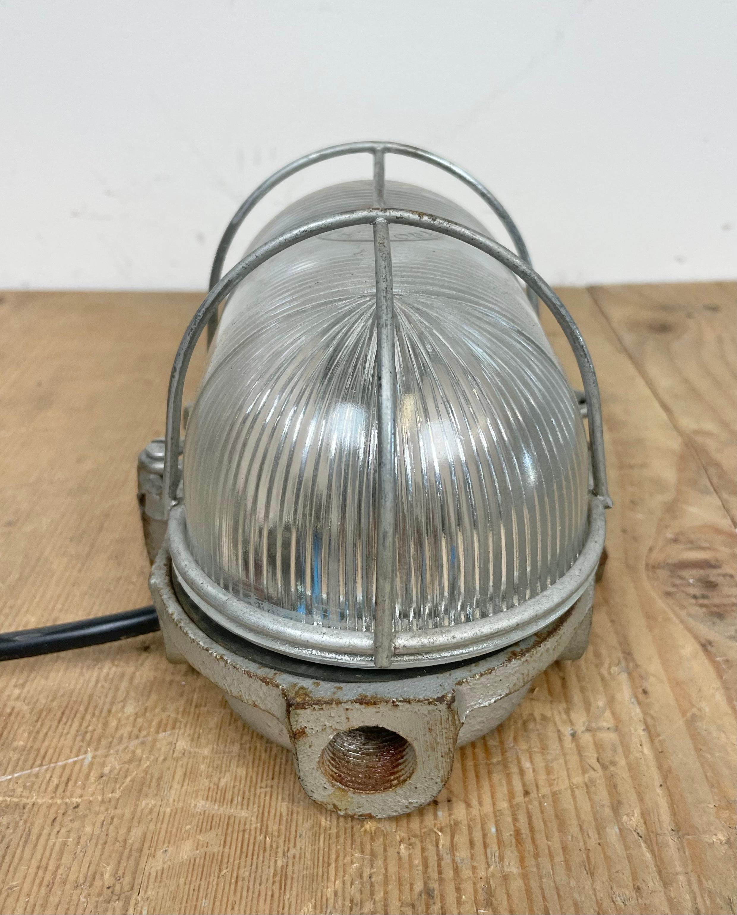 Lámpara de pared industrial francesa de hierro fundido de Electro Fonte, París, años 60 siglo XX en venta