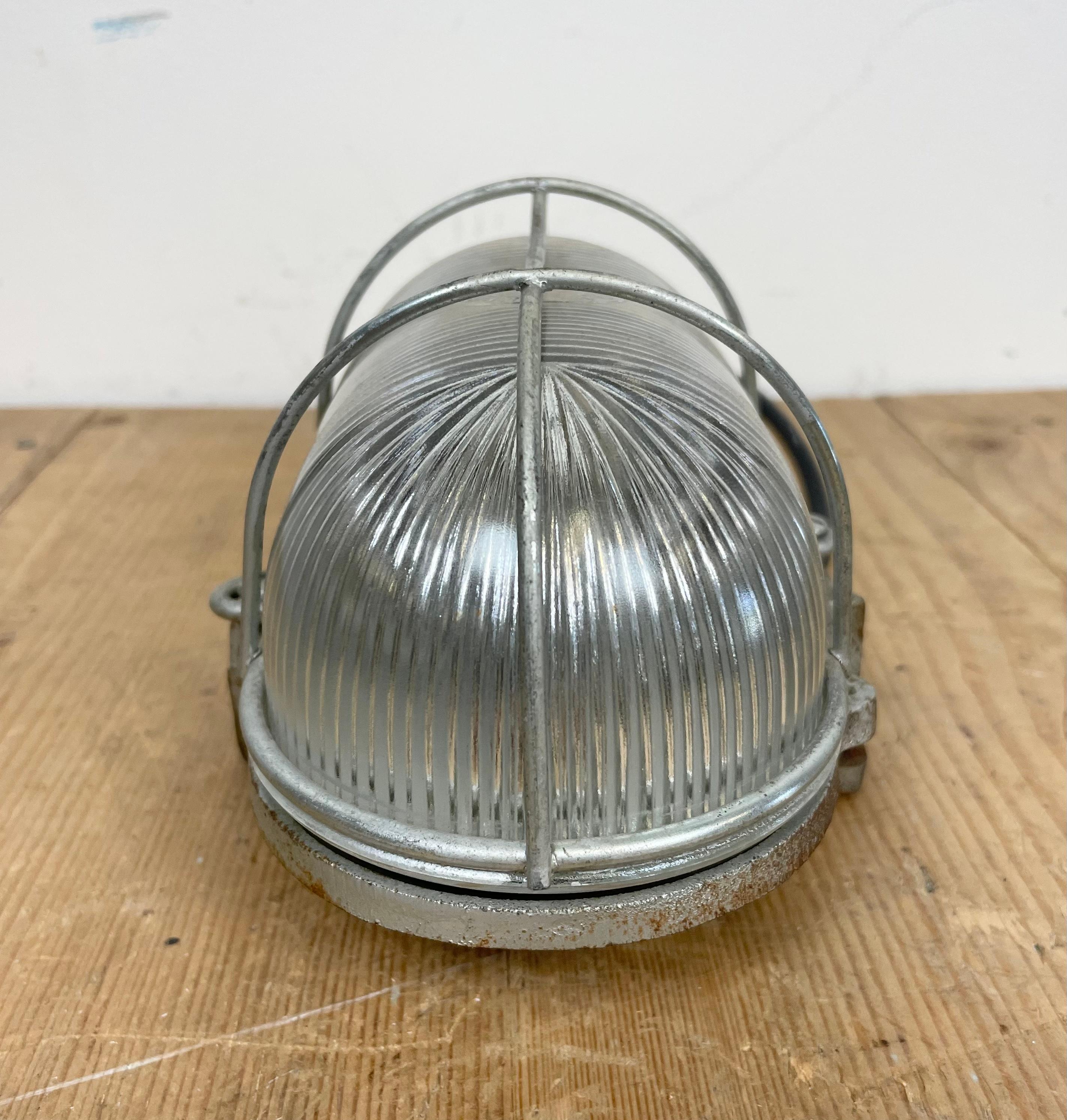 French Industrial Cast Iron Wall Lamp from Electro Fonte, Paris, 1960s For Sale 3
