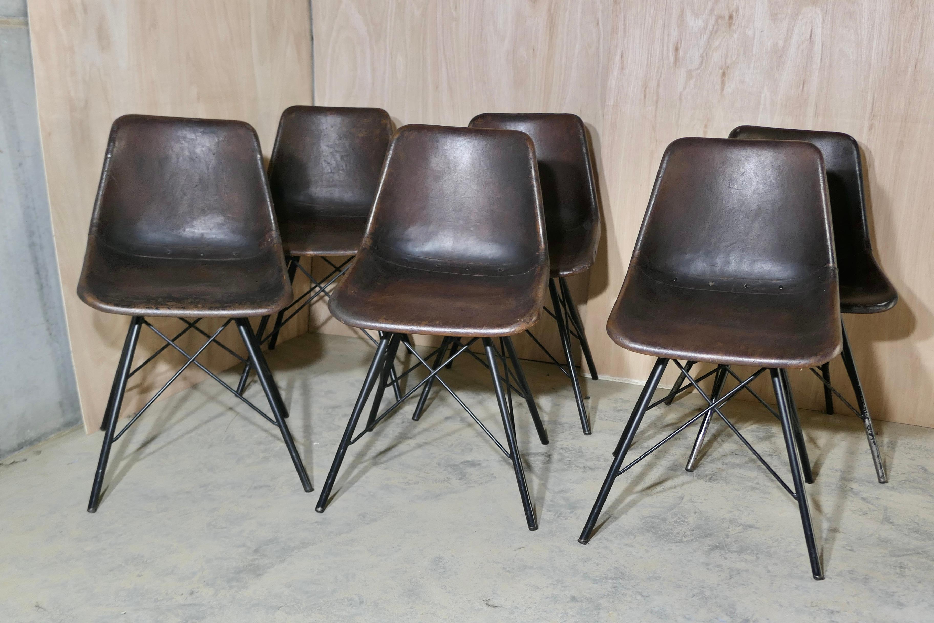 Sedie da pranzo industriali francesi, 6 sedie in pelle scura 

Uno stile molto pratico e riconoscibile degli anni '60. Le sedie sono rivestite in pelle marrone scuro e sono in buone condizioni d'uso. 
Sono alti 32