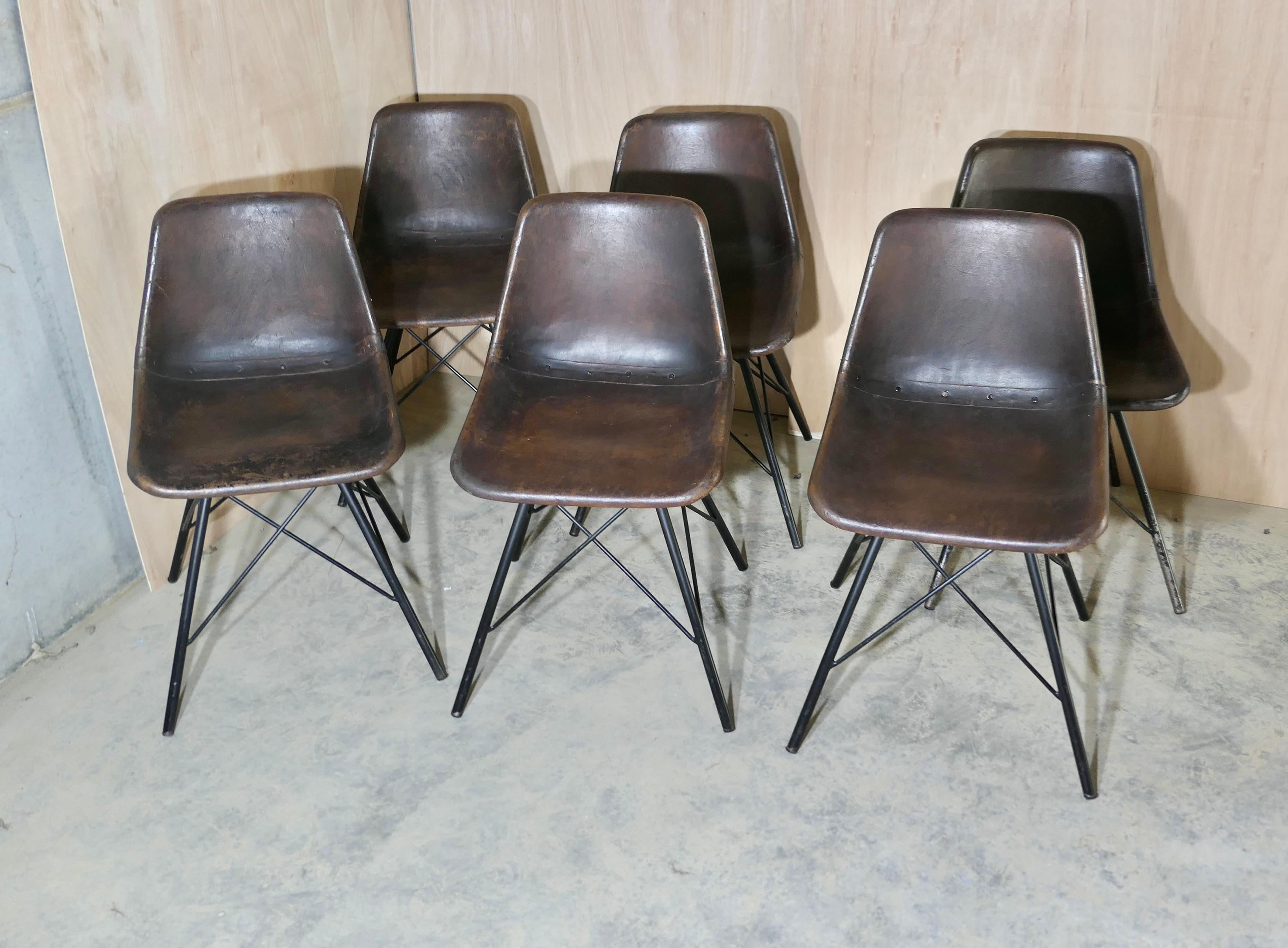 Mid-Century moderno Sedie da pranzo industriali francesi, 6 sedie in pelle scura in vendita