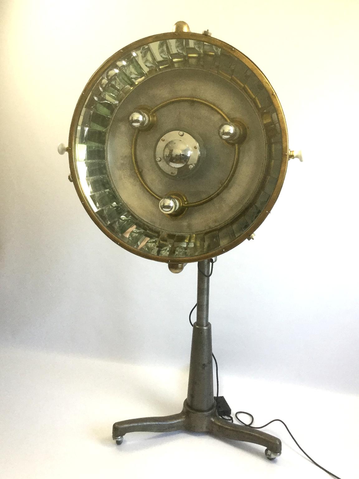 Increíble luz industrial vintage reacondicionada y personalizada utilizando piezas de la primera mitad del siglo XX
Esta lámpara combina dos mundos diferentes llenos de historia y tecnología que forman una pieza única y contemporánea.
Se ha