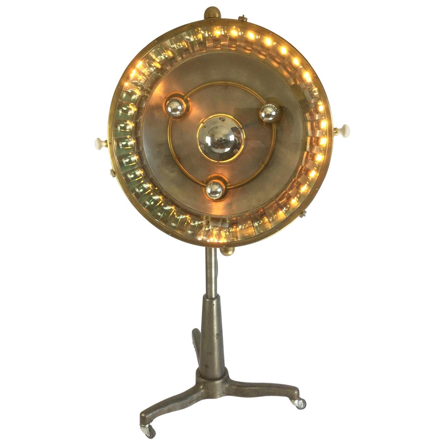 1950er Jahre Französisch Industrie Stehlampe "Scialytique BBT" im Angebot