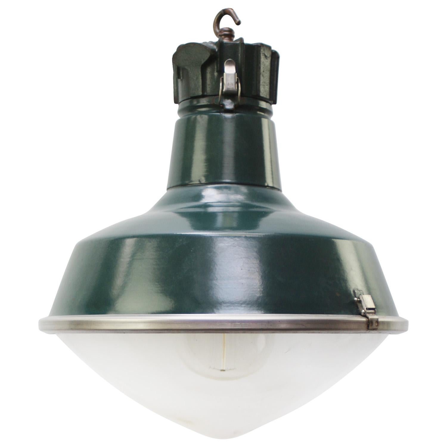Französische industrielle Hängelampen aus grünem Gusseisen und klarem gewölbtem Glas von Sammode, Industrie (Emaille) im Angebot