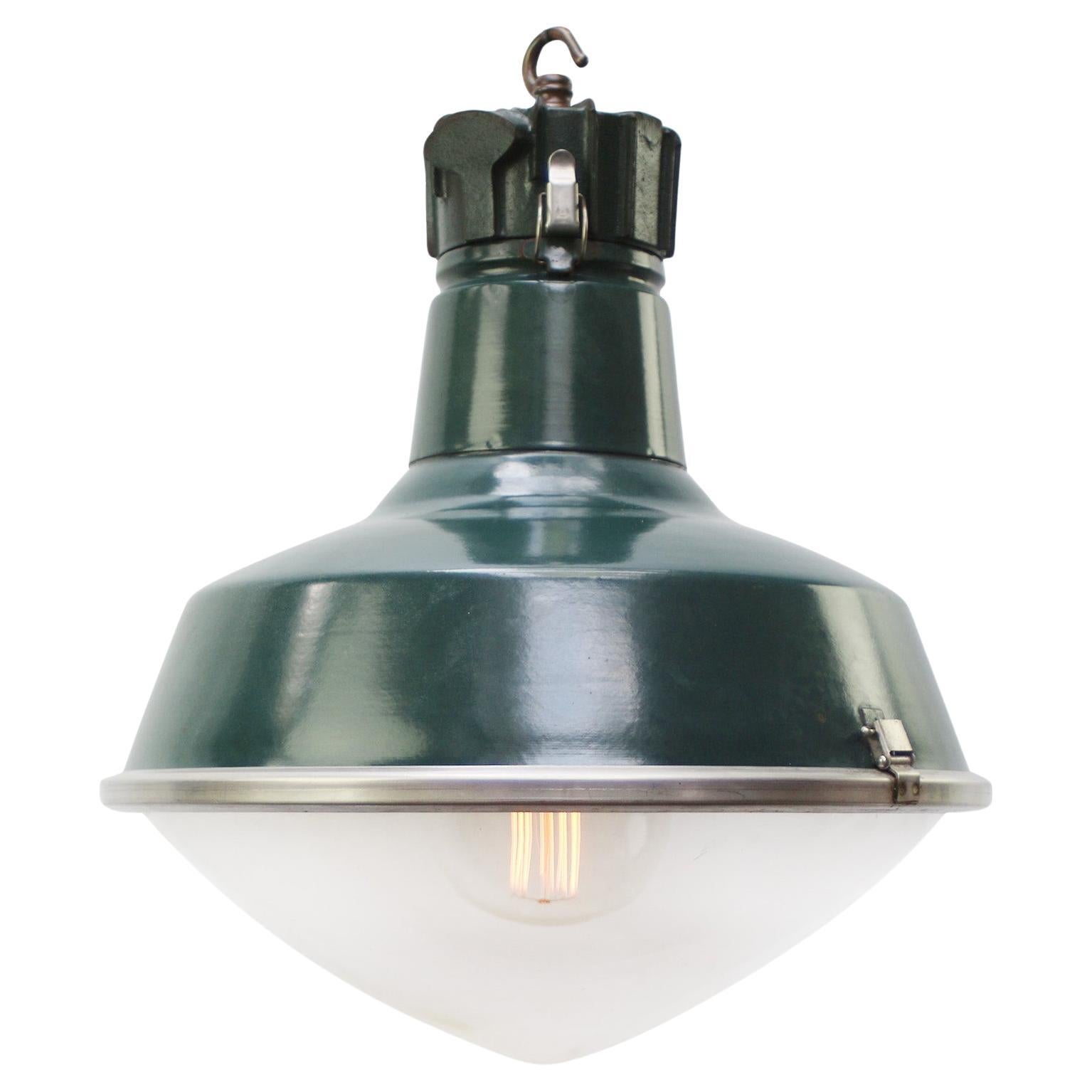 Französische industrielle Hängelampen aus grünem Gusseisen und klarem gewölbtem Glas von Sammode, Industrie