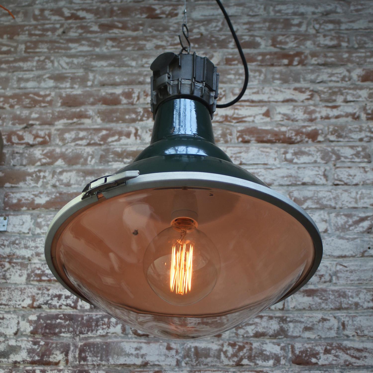 Französische industrielle Hängelampen aus grünem Gusseisen und klarem gewölbtem Glas von Sammode, Industrie im Zustand „Gut“ in Amsterdam, NL