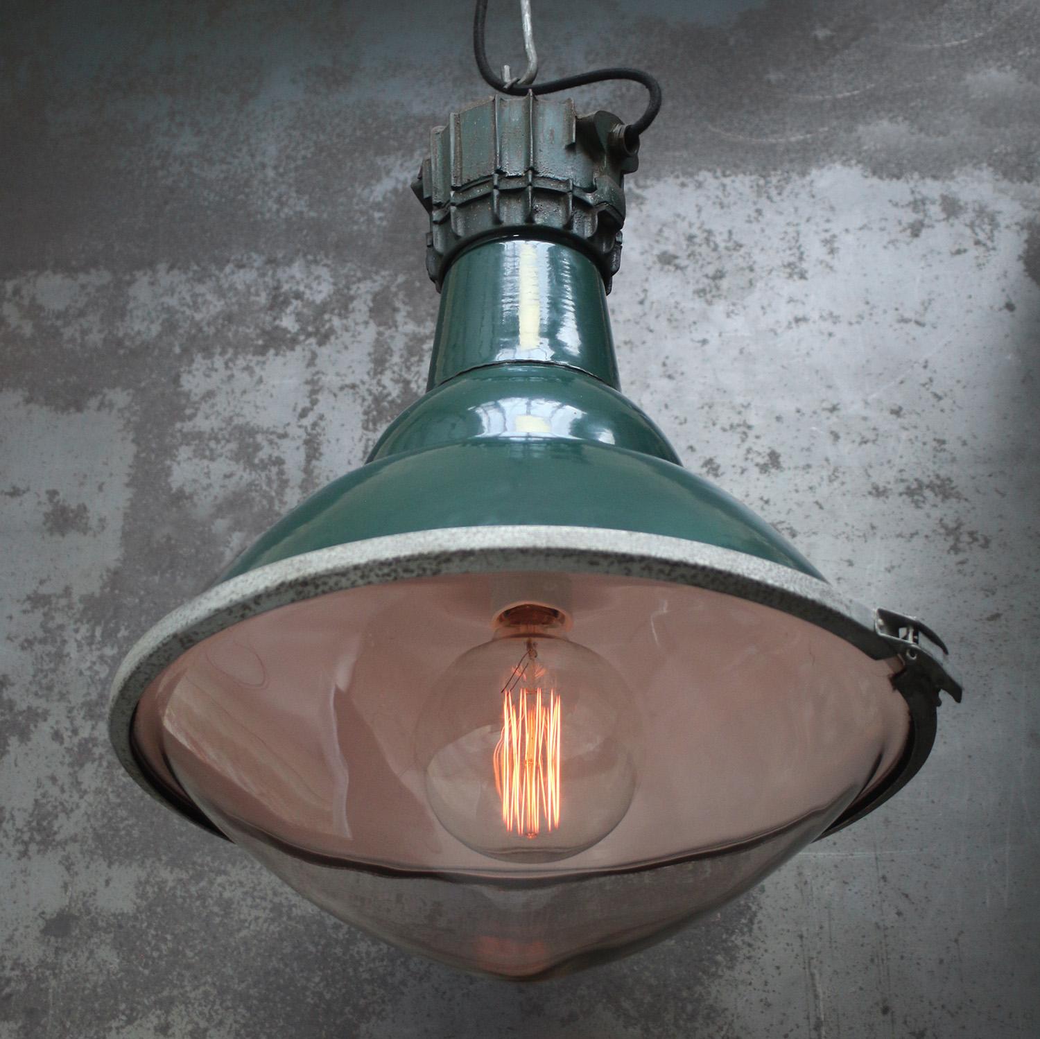 Französische industrielle Hängeleuchte aus grünem Gusseisen und klarem gewölbtem Glas von Sammode, Industrie (Industriell) im Angebot