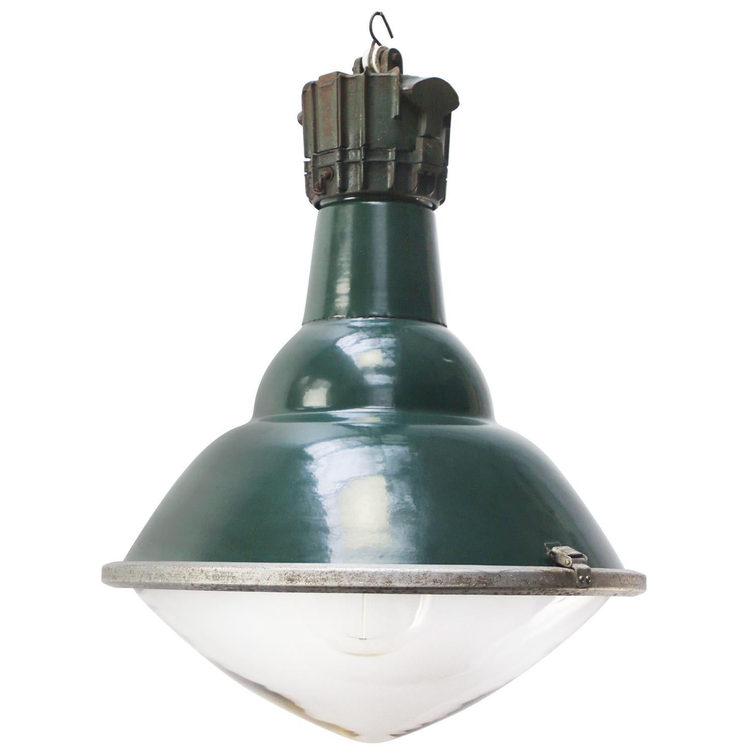 Französische industrielle Hängeleuchte aus grünem Gusseisen und klarem gewölbtem Glas von Sammode, Industrie (20. Jahrhundert) im Angebot