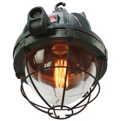 Lampade a sospensione industriali francesi in ghisa verde con vetro trasparente di EEA, Parigi
