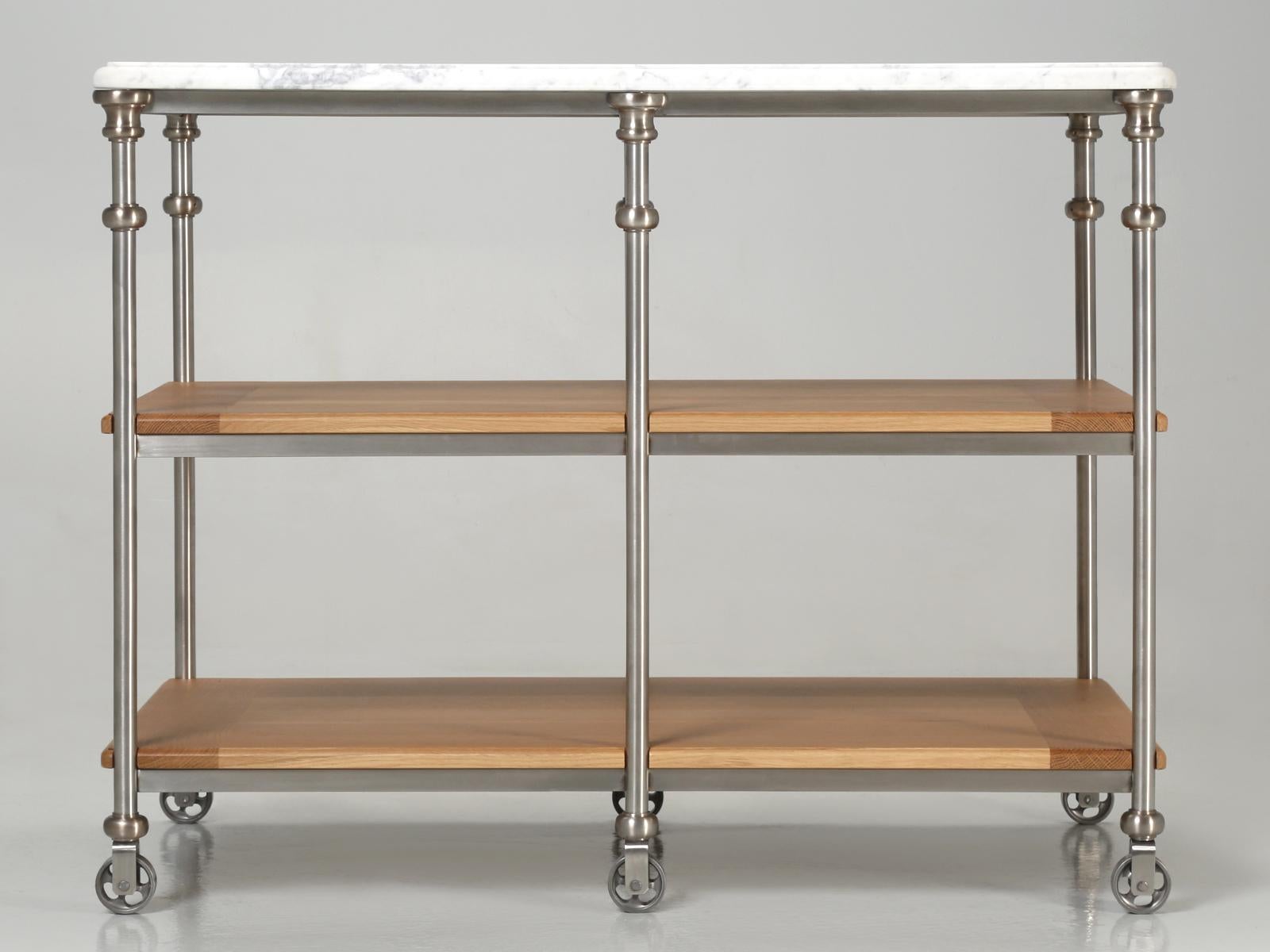 Isla de cocina de inspiración industrial francesa con herrajes de acero inoxidable bañados en plata.
Una de nuestras más recientes islas de cocina de inspiración industrial francesa Old Plank o mesa de trabajo industrial francesa, de nuestra ya