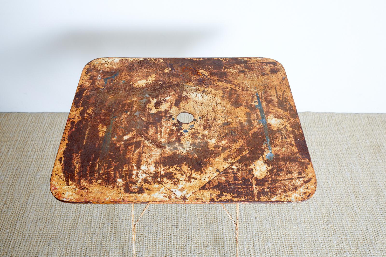 Mesa de jardín plegable de hierro industrial francés en venta 2