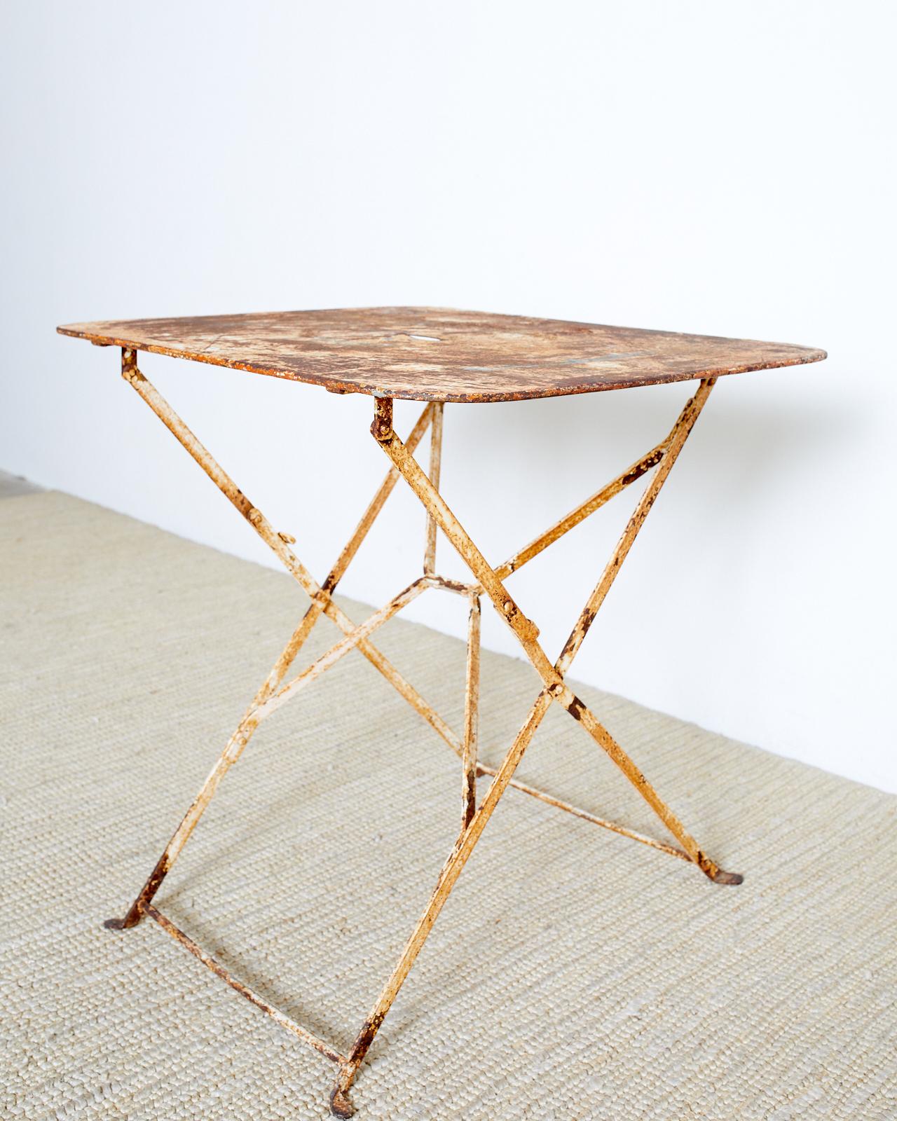 Mesa de jardín plegable de hierro industrial francés en venta 5