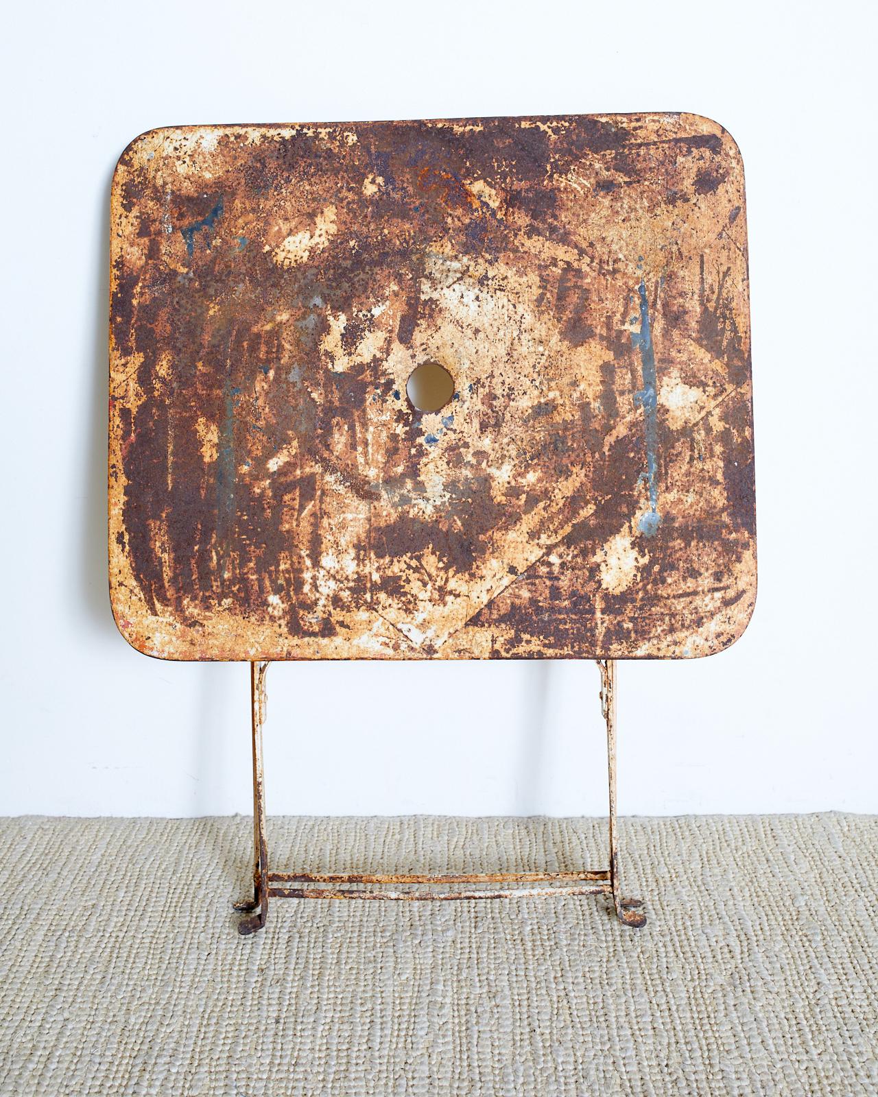 Mesa de jardín plegable de hierro industrial francés en venta 6