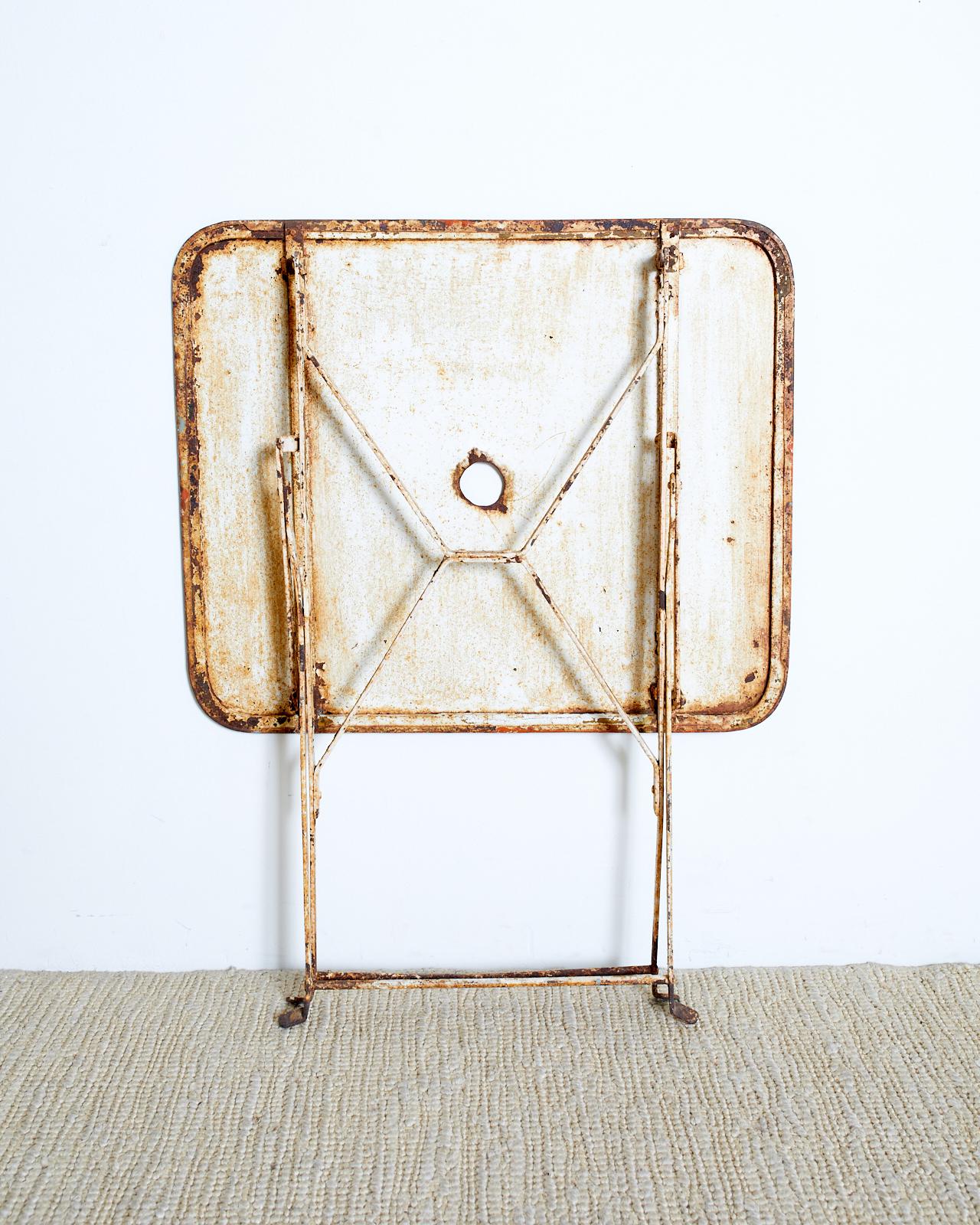 Mesa de jardín plegable de hierro industrial francés en venta 7