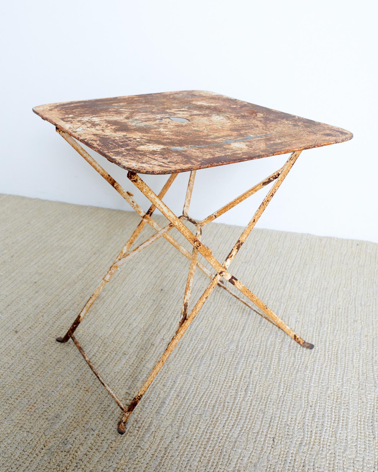 Mesa de jardín plegable de hierro industrial francés Francés en venta