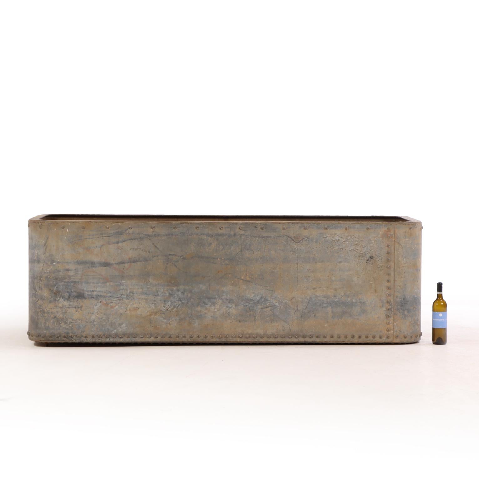Recipiente / artesa industrial francesa de hierro, c. 1900. en Bueno estado para la venta en Philadelphia, PA