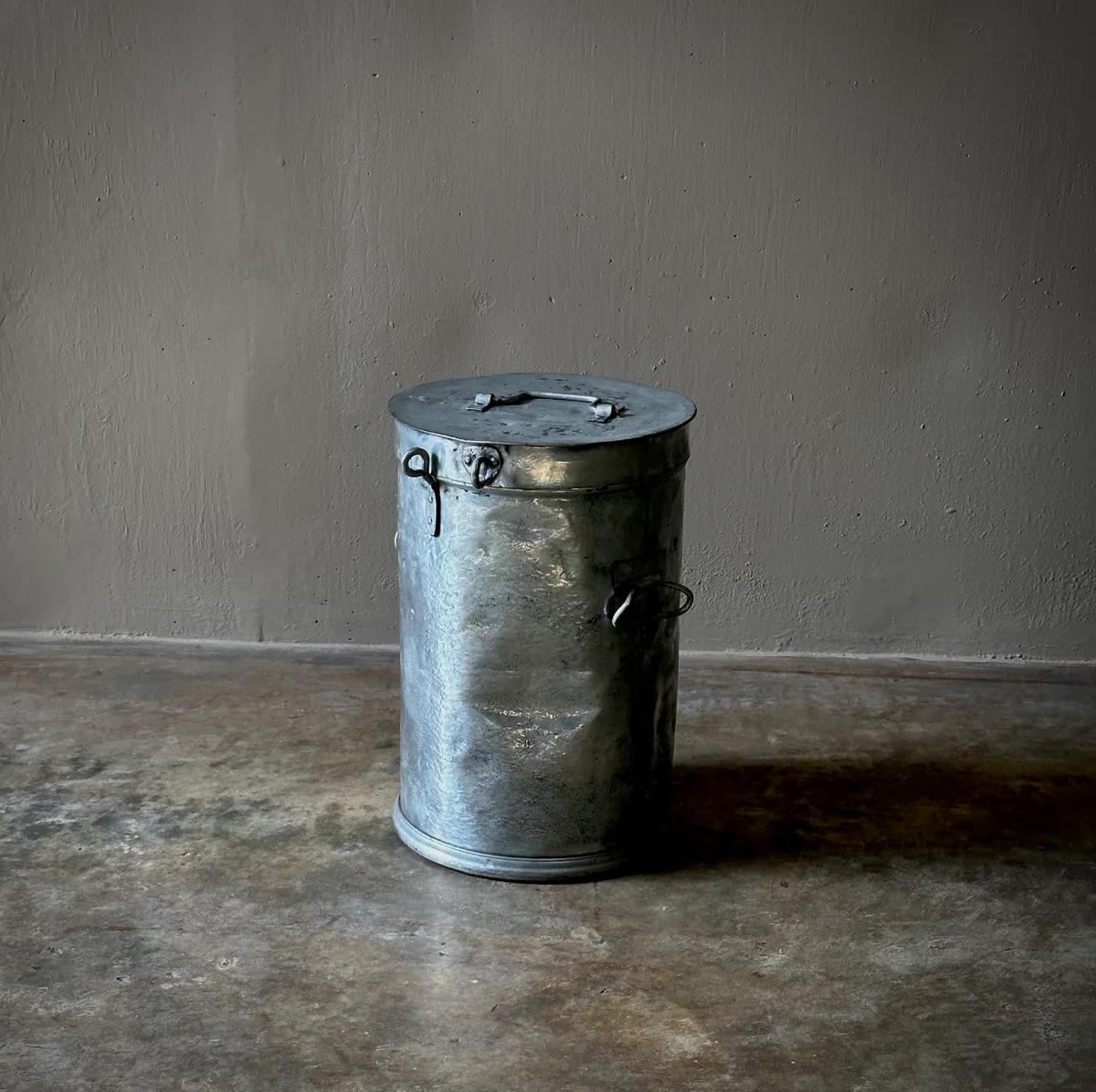 Corbeille industrielle en métal provenant d'une usine de bonbons française du début du 20e siècle, présentant une finition chromée bien patinée et une quincaillerie utilitaire robuste. Conçue à l'origine pour un usage industriel, cette pièce