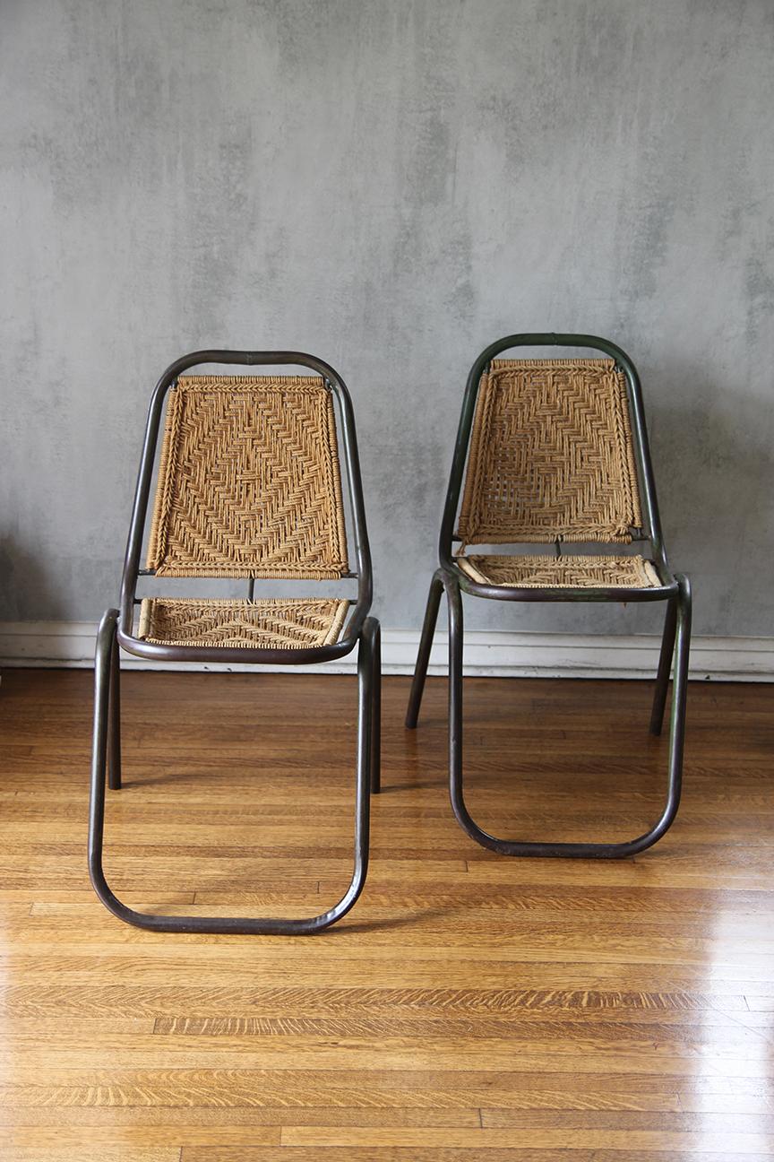 Chaise de style industriel en métal et corde. La corde est en bon état.
Le brun/vert métallique des chaises contre la corde tissée à la main donne une impression d'élégance, de sophistication et de sobriété.