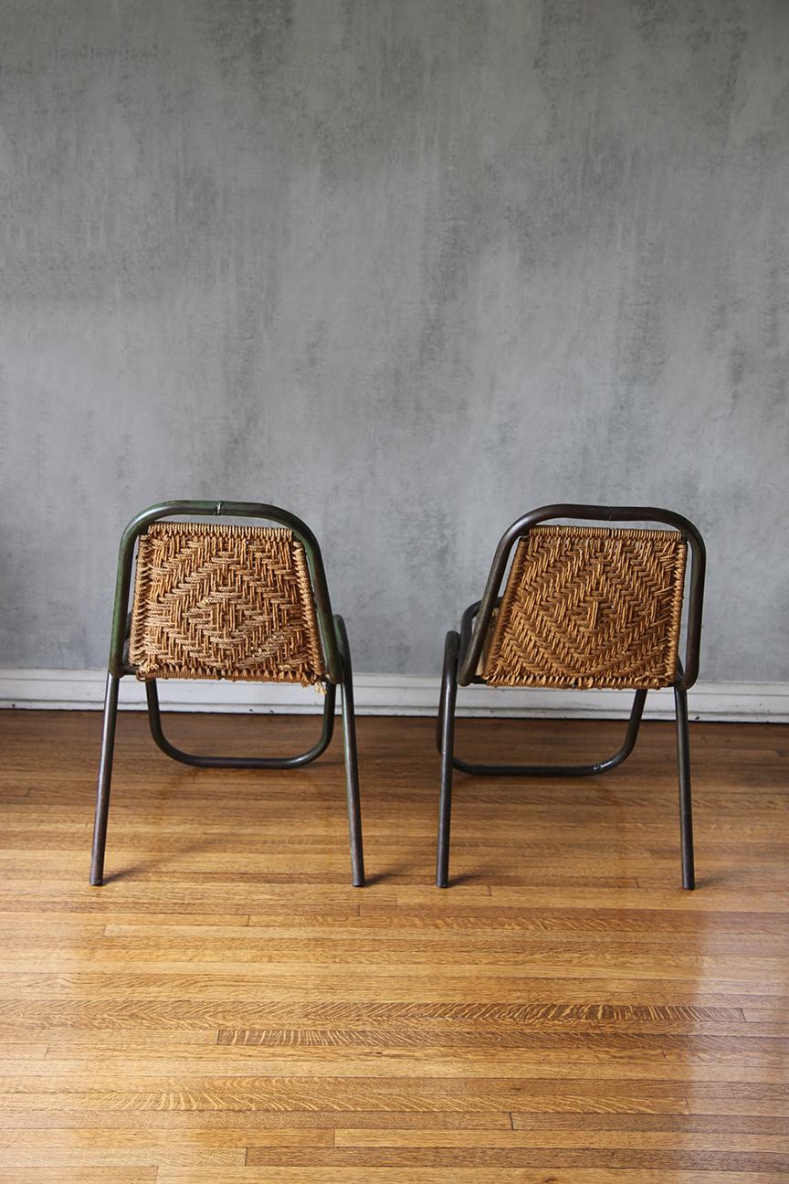 Tissé à la main Paire de chaises industrielles françaises en corde et métal, années 1950 en vente