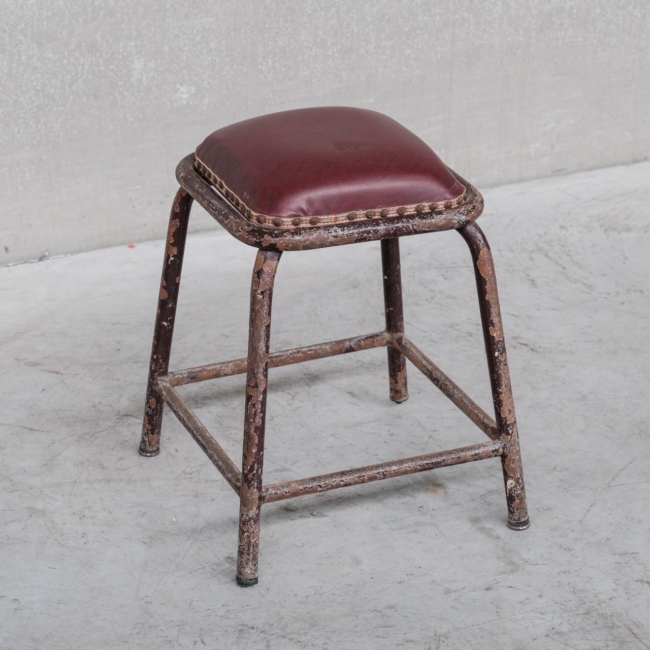 Industrielle Hocker aus Metallrohr im Café-Stil. 

Frankreich, ca. 1950er Jahre. 

In original rotem Vinyl, das erneuert und aktualisiert werden muss. Das ist für jeden Tapezierer leicht zu bewerkstelligen. 

Das Volumen ist gut, 30 zum