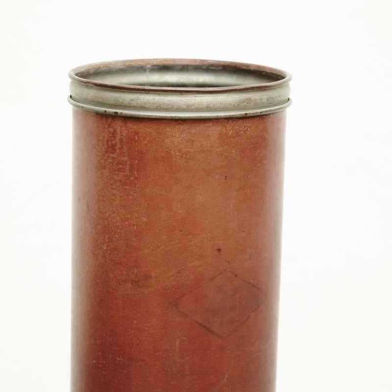 Bidone per la carta industriale, circa 1940.  Di un produttore sconosciuto proveniente dalla Francia.    Materiali:  Metallo.     