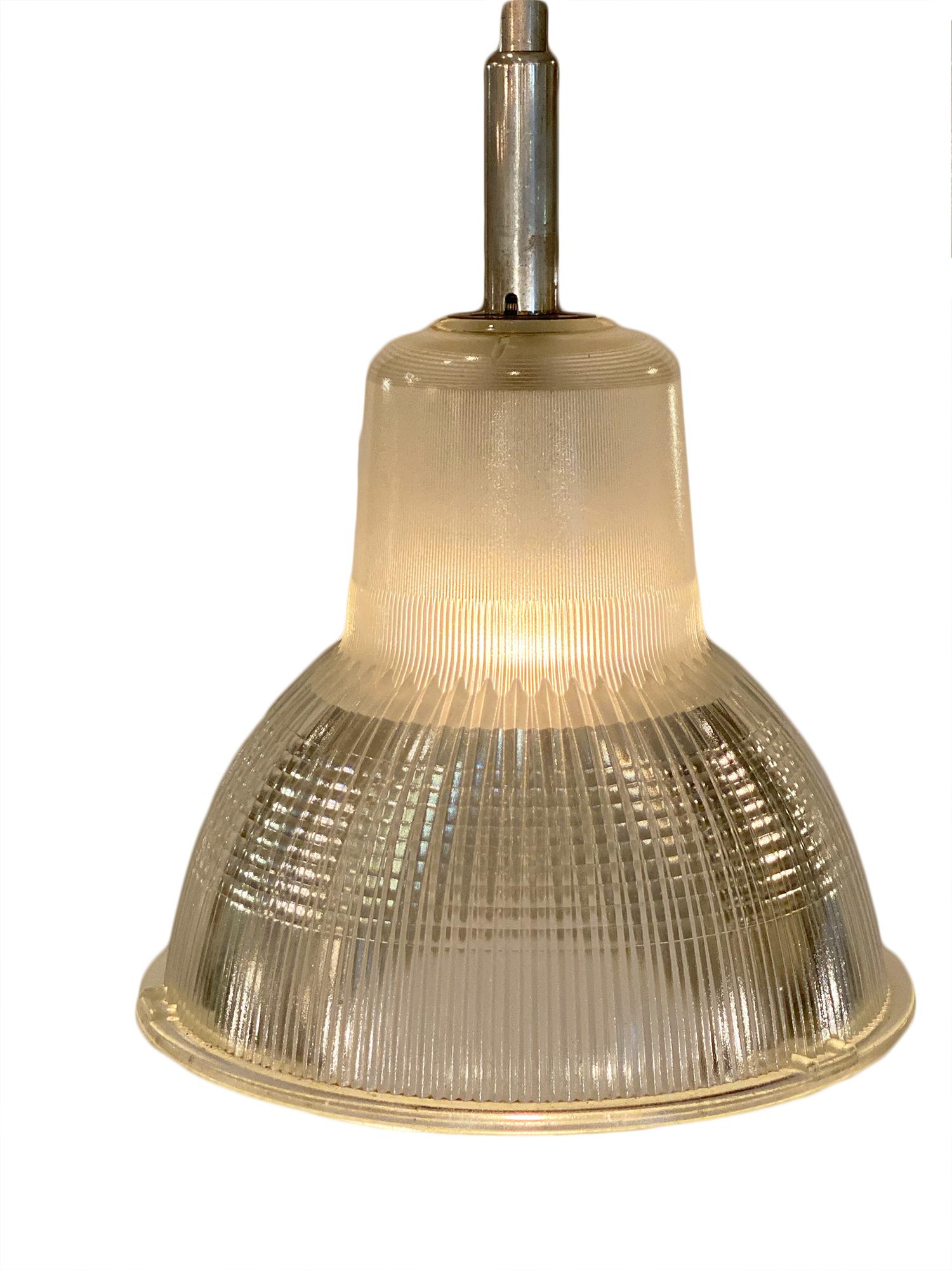 Un'unica lampada a sospensione industriale francese in vetro e alluminio. È stata cablata di recente per adattarla agli standard statunitensi.