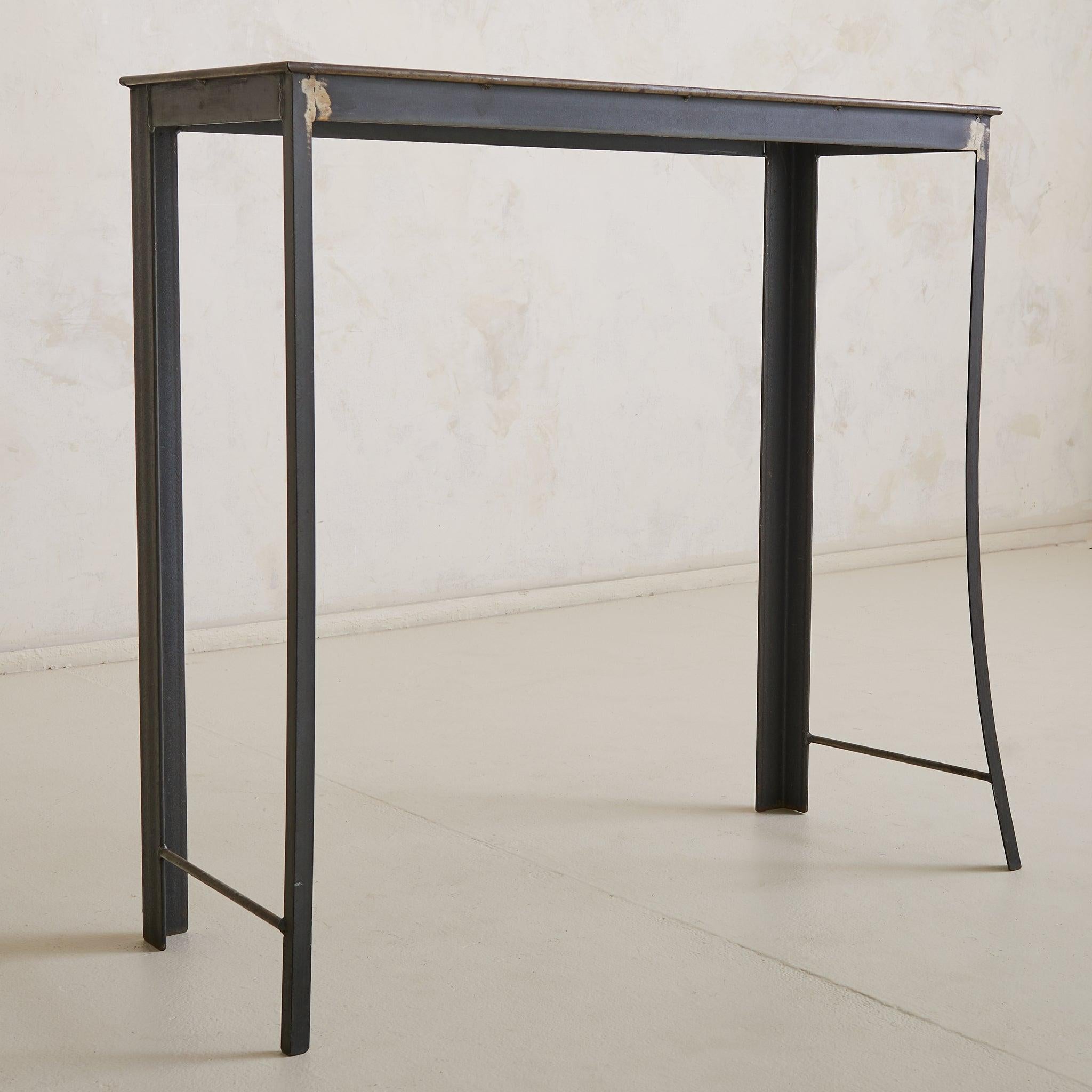Mesa consola industrial francesa de acero con detalle de engranaje, años 50 Francés en venta