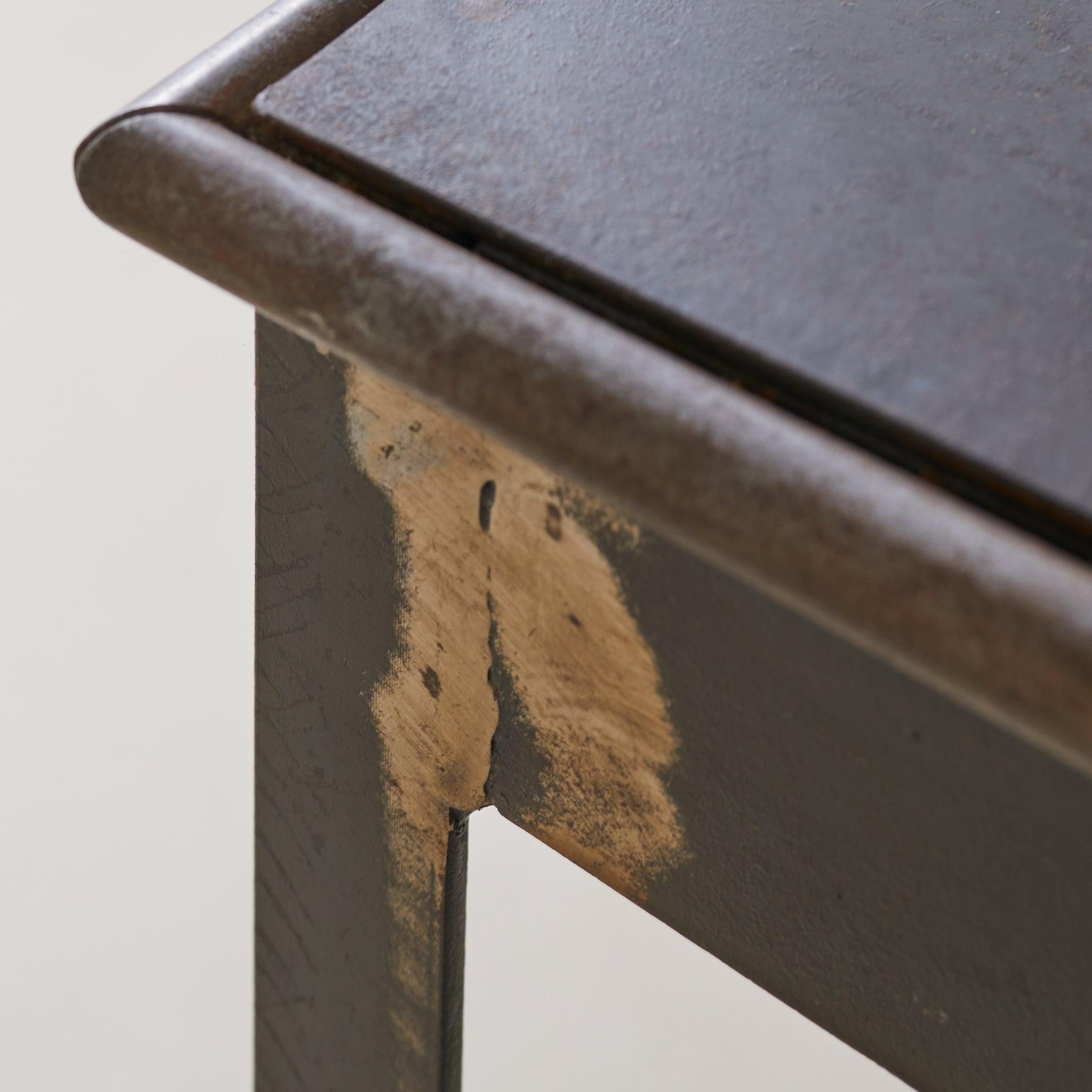 Mesa consola industrial francesa de acero con detalle de engranaje, años 50 Acero en venta
