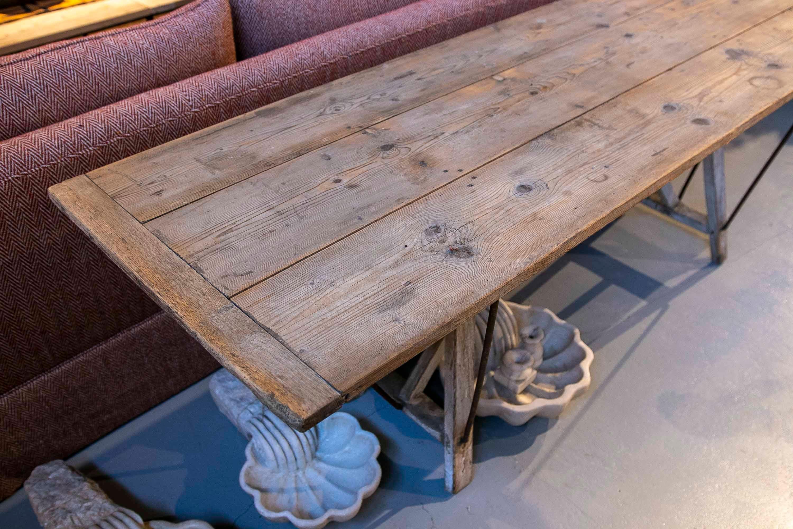Französischer Industrietisch aus Holz mit Eisenverstärkungen  im Angebot 7