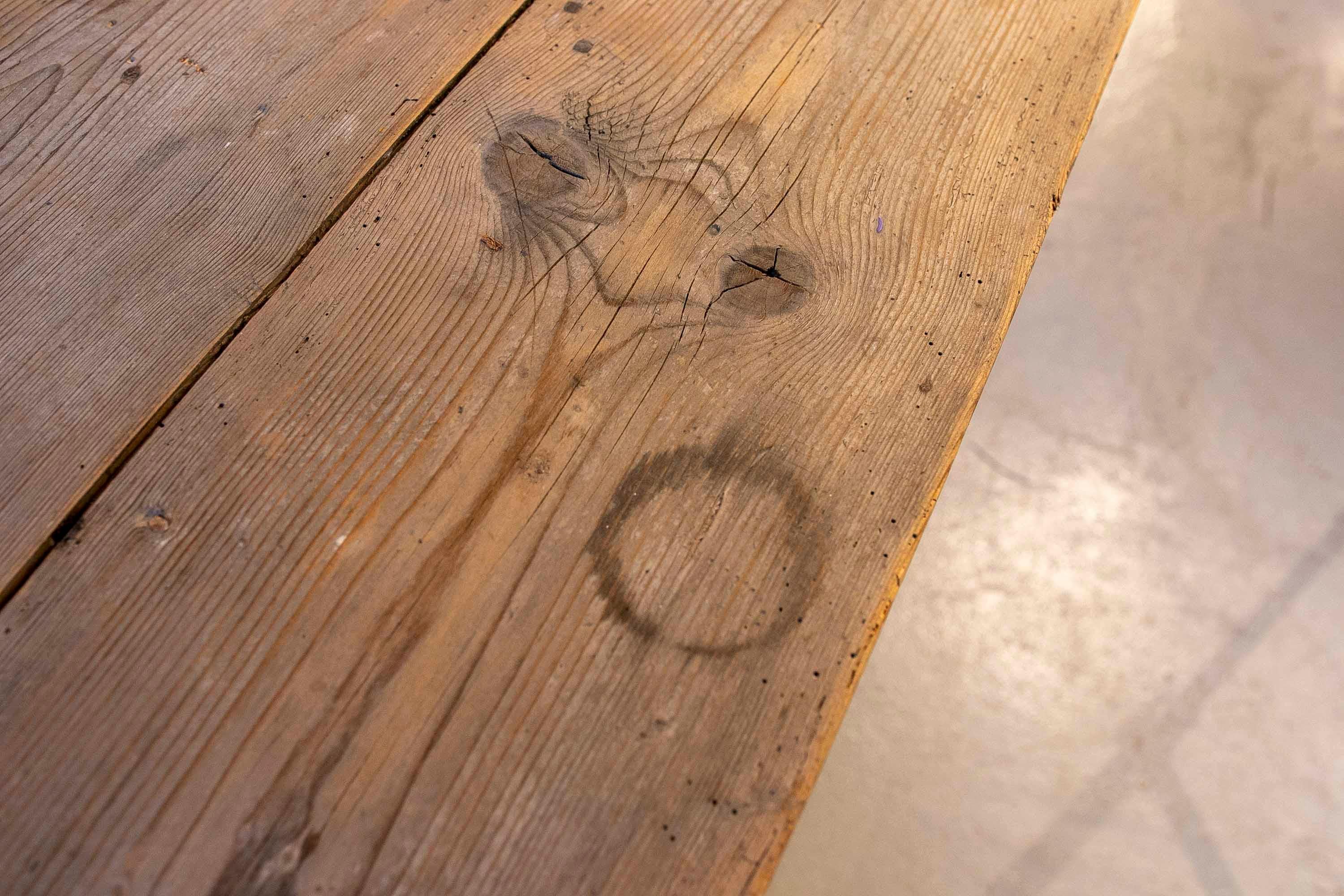 Französischer Industrietisch aus Holz mit Eisenverstärkungen  im Angebot 9