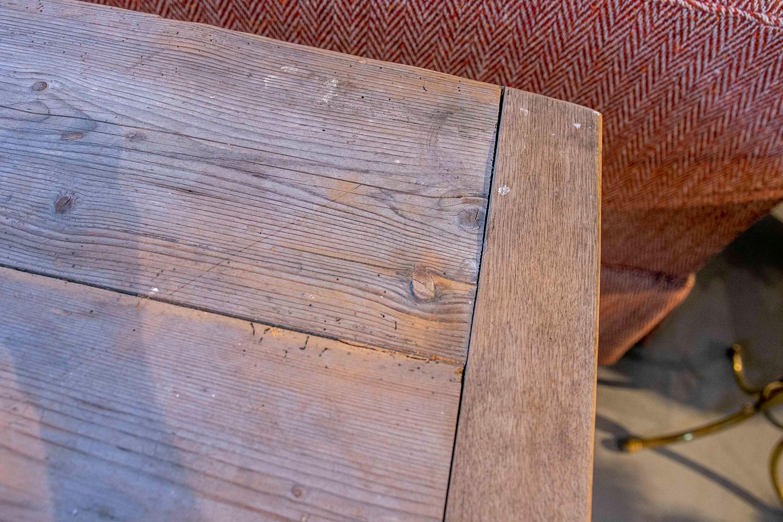 Französischer Industrietisch aus Holz mit Eisenverstärkungen  im Angebot 10