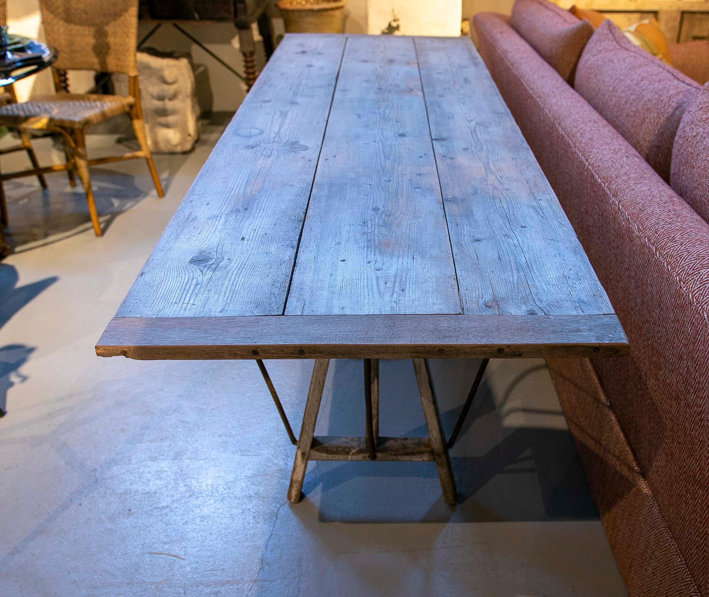 Französischer Industrietisch aus Holz mit Eisenverstärkungen  im Angebot 11