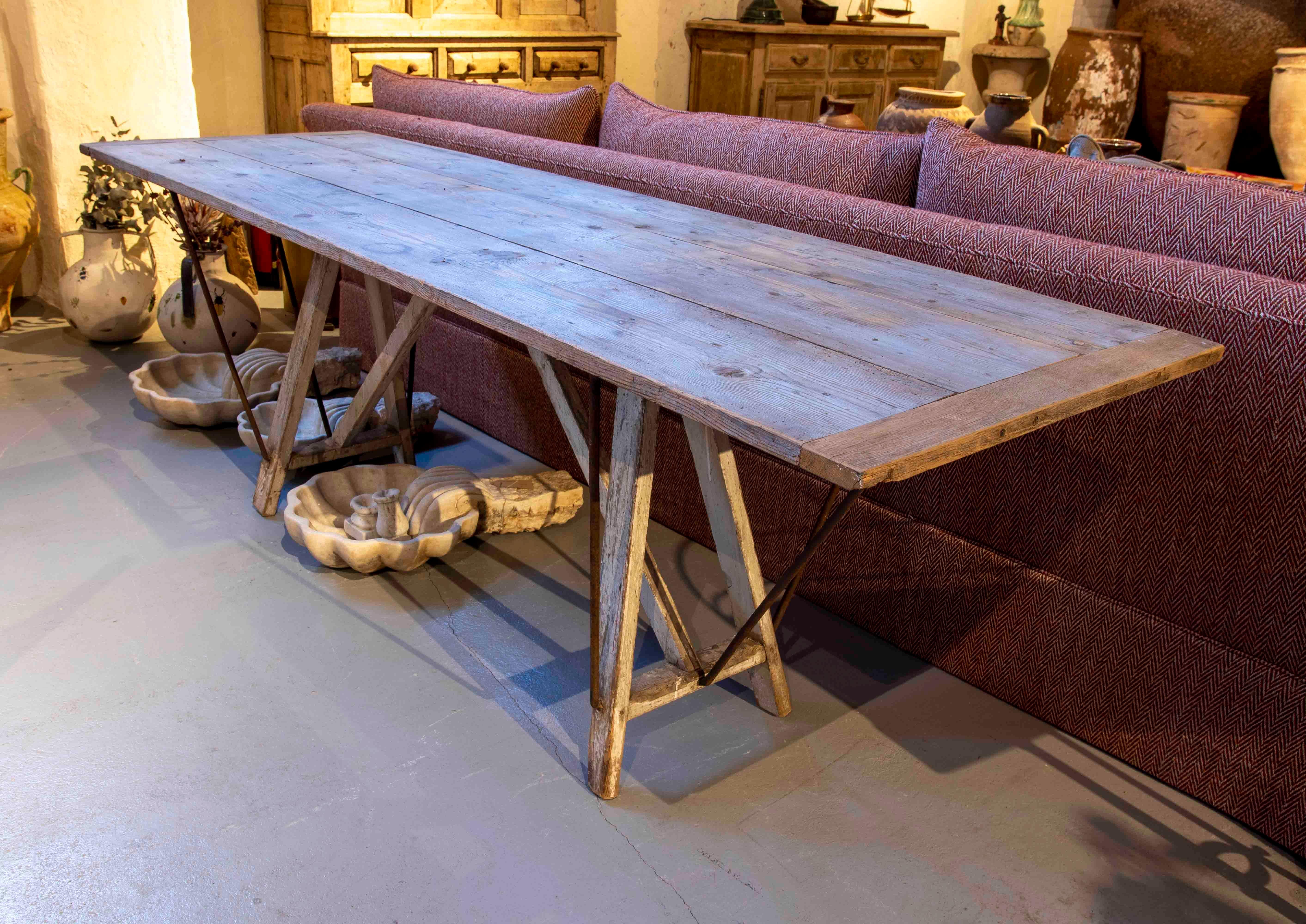 Französischer Industrietisch aus Holz mit Eisenverstärkungen  im Zustand „Gut“ im Angebot in Marbella, ES