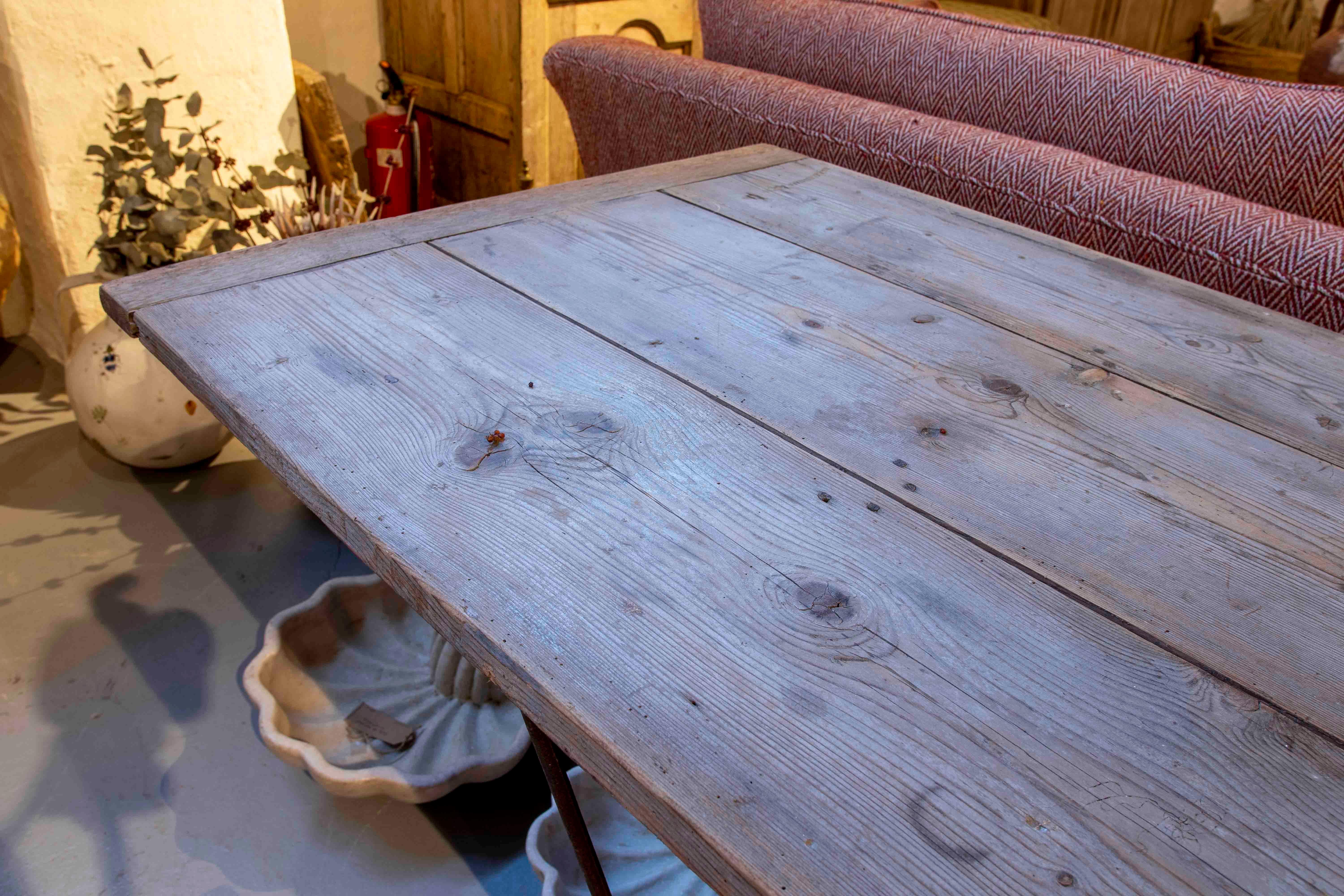 Französischer Industrietisch aus Holz mit Eisenverstärkungen  im Angebot 2