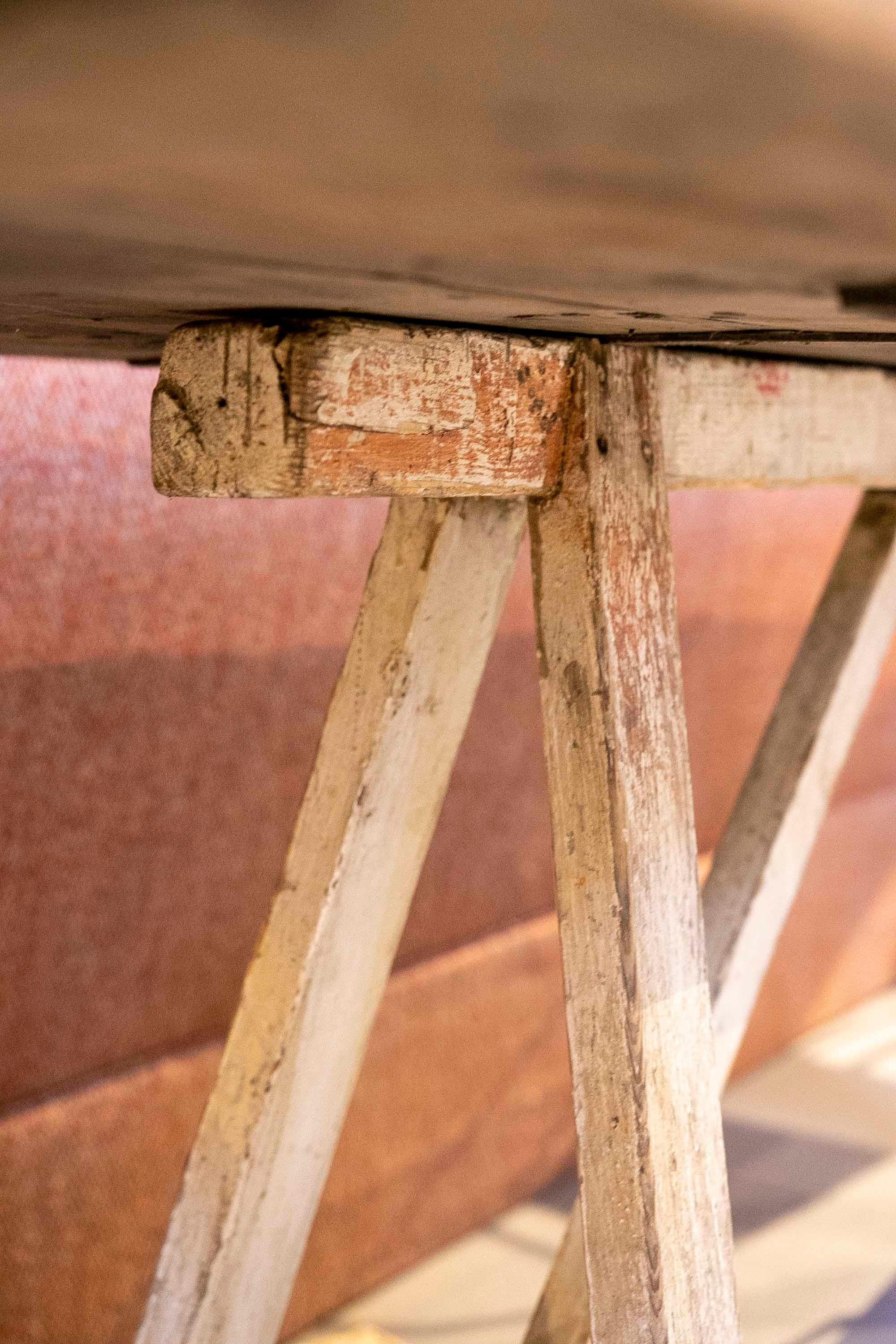 Französischer Industrietisch aus Holz mit Eisenverstärkungen  im Angebot 6