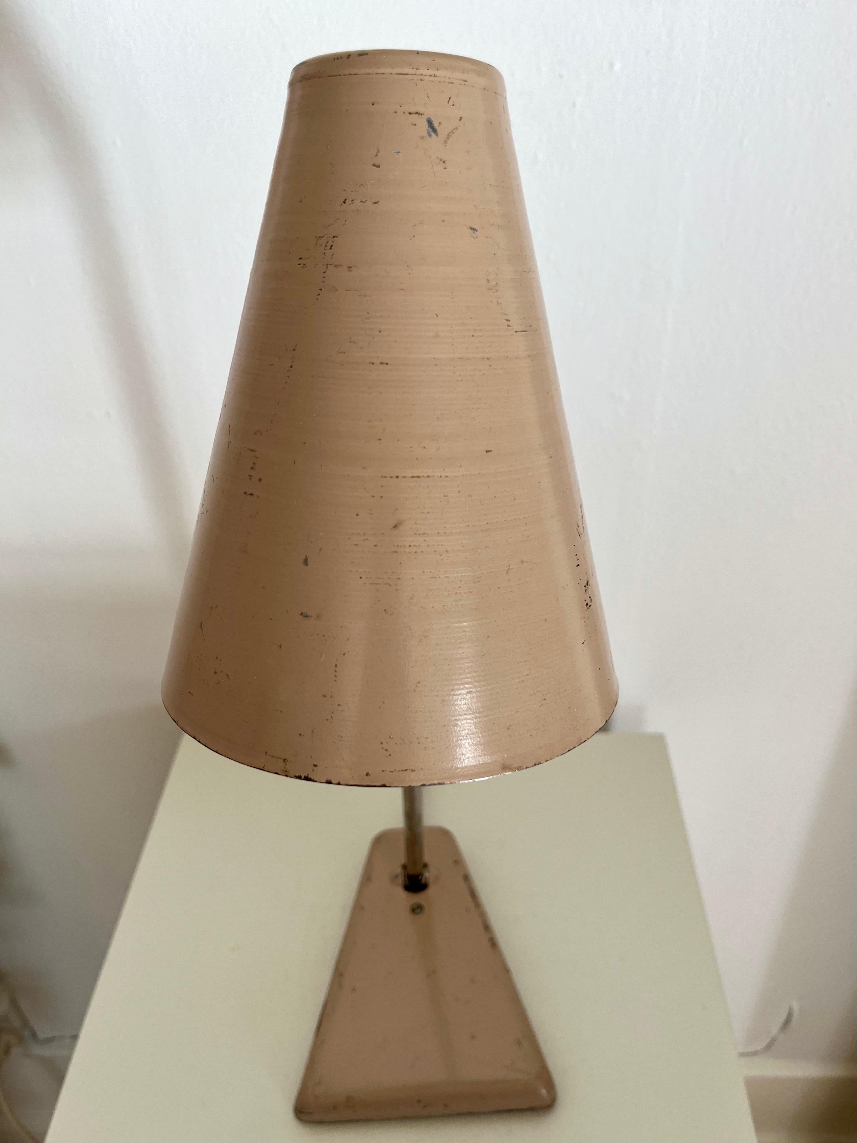 Lampe de table industrielle française en métal laqué, années 1930-1940 en vente 4
