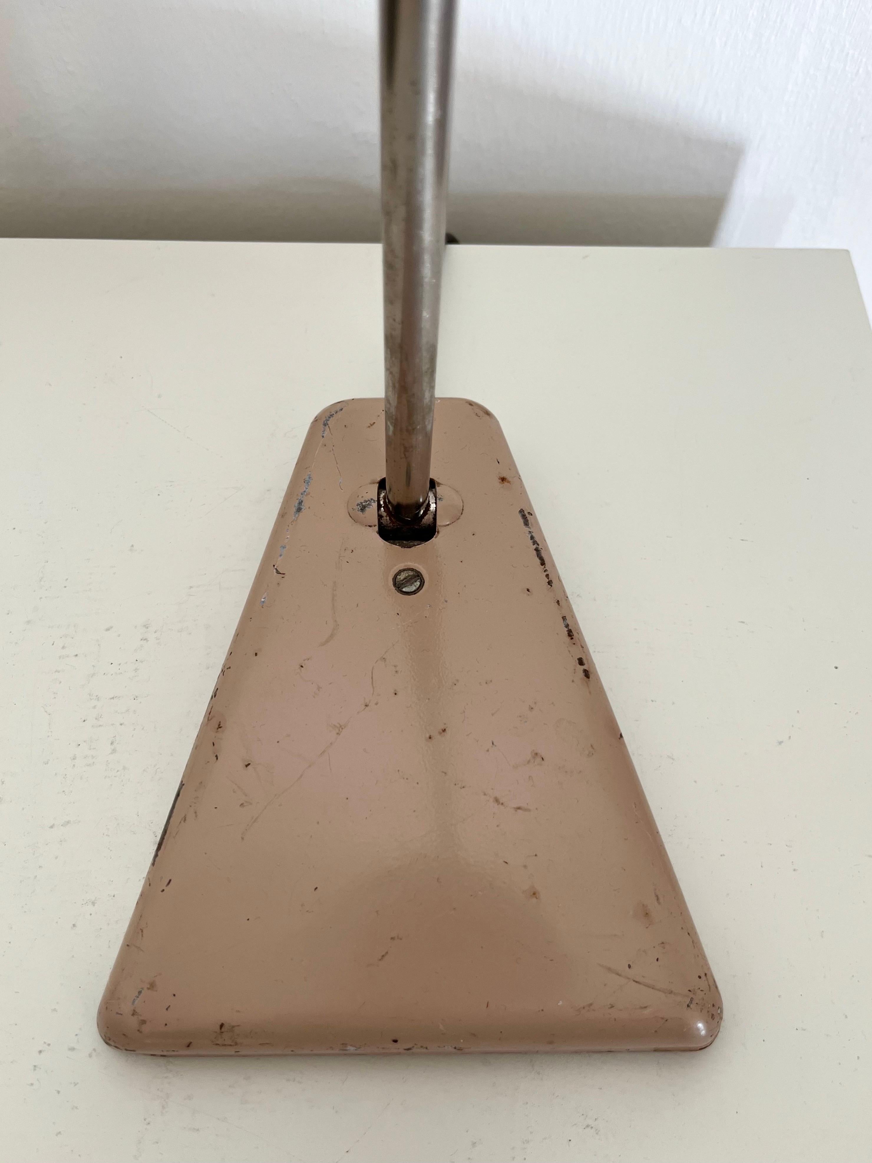 Lampe de table industrielle française en métal laqué, années 1930-1940 en vente 7