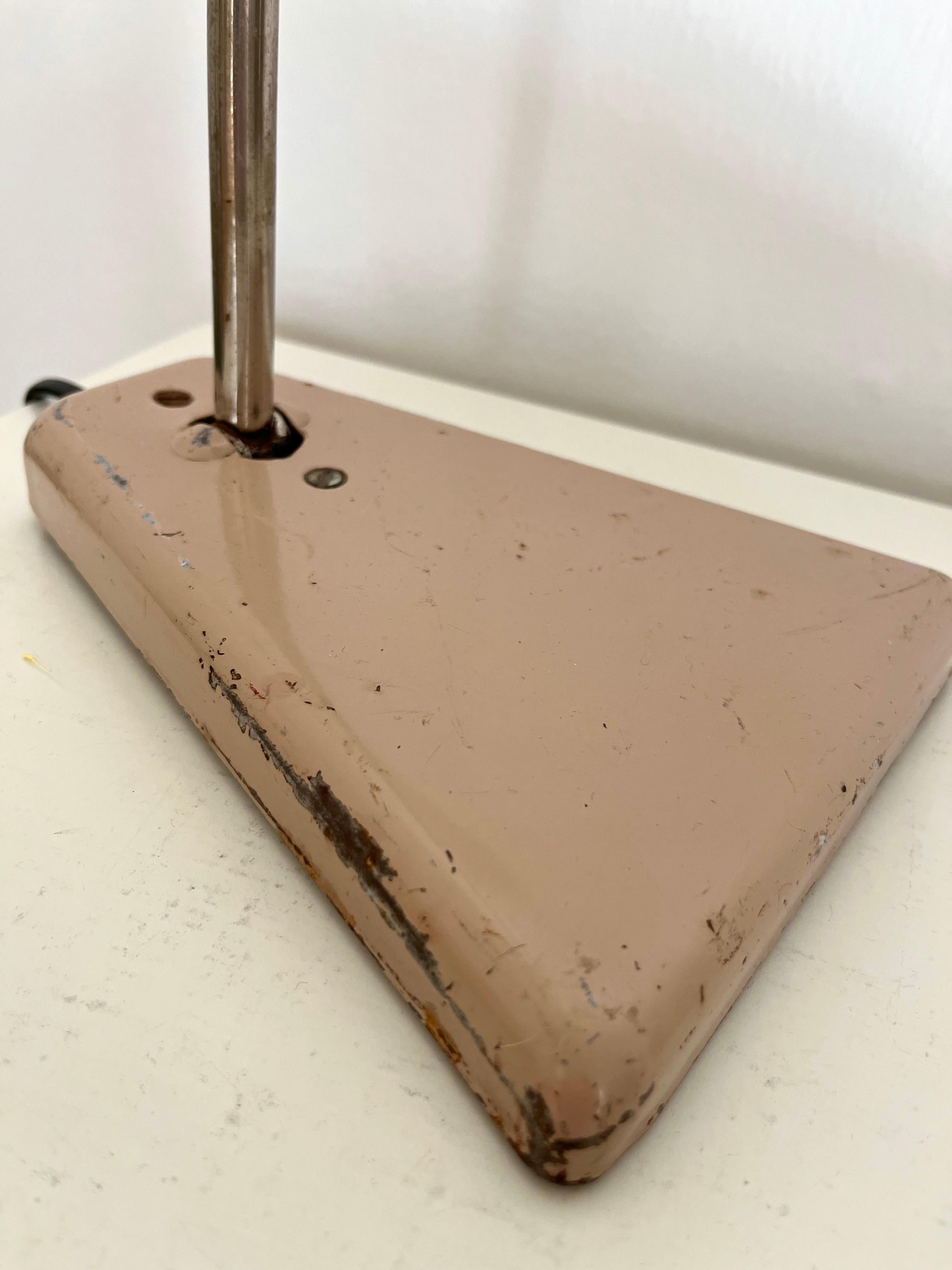 Lampe de table industrielle française en métal laqué, années 1930-1940 en vente 9