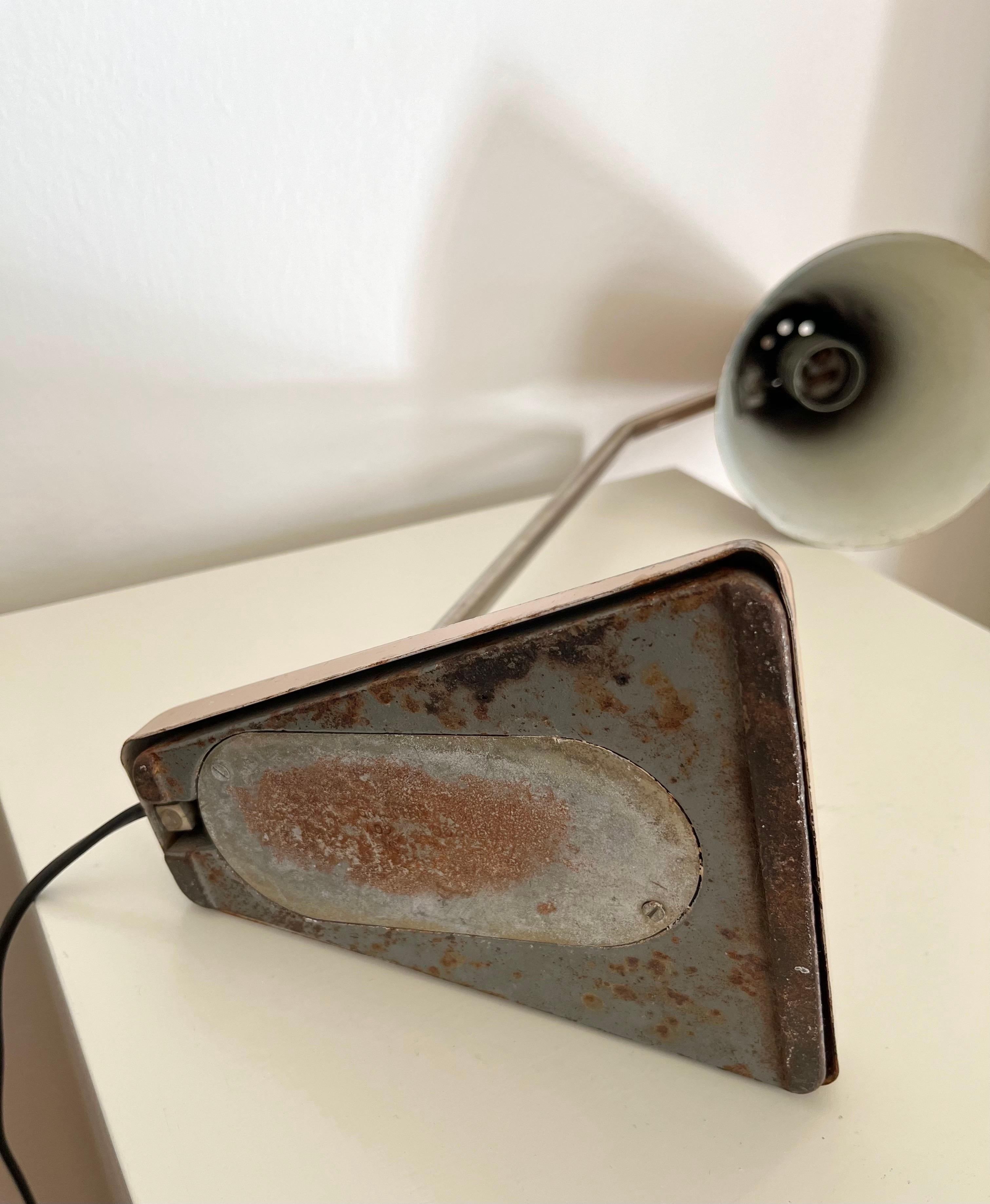 Lampe de table industrielle française en métal laqué, années 1930-1940 en vente 10