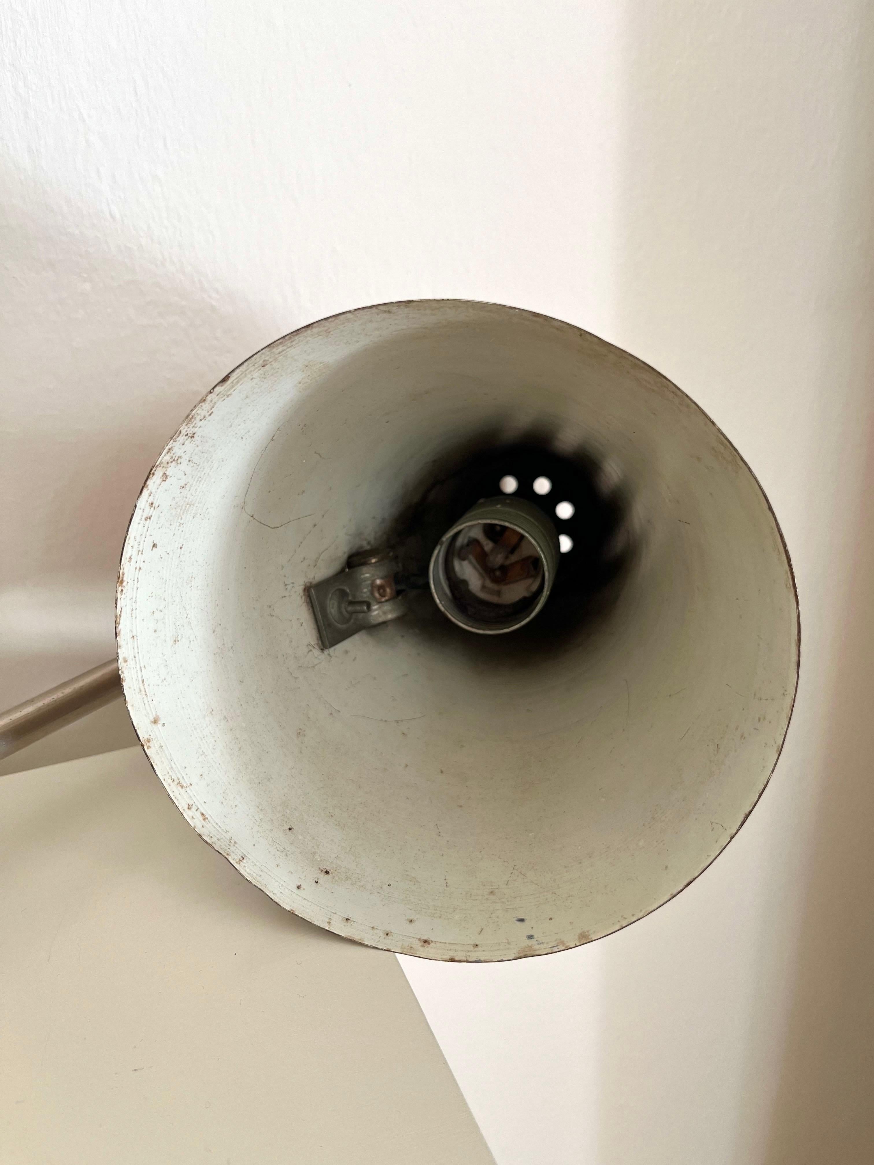 Lampe de table industrielle française en métal laqué, années 1930-1940 en vente 11