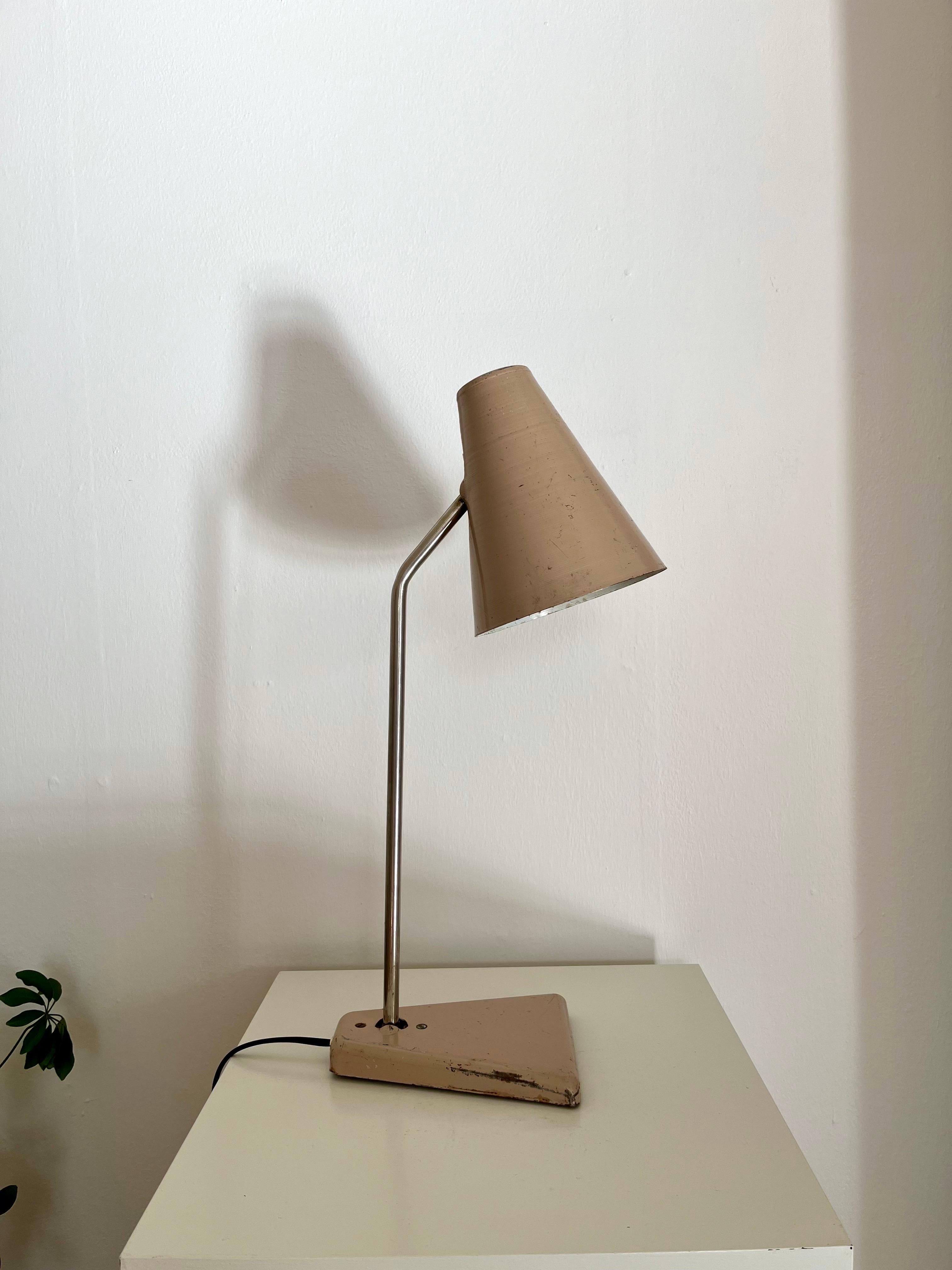 Lampe de table industrielle française en métal laqué, années 1930-1940

Charmante lampe de table industrielle française, années 1930-1940. La lampe présente un design minimaliste mais saisissant avec un abat-jour conique légèrement effilé et une