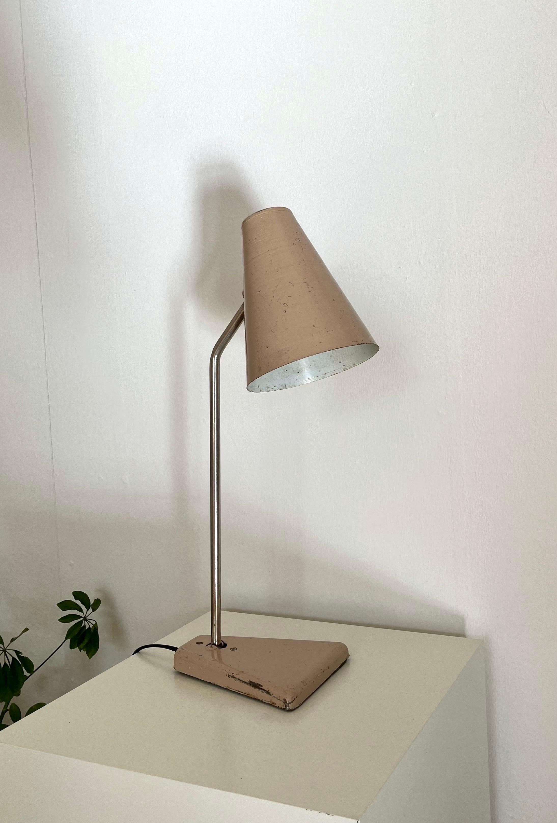 Français Lampe de table industrielle française en métal laqué, années 1930-1940 en vente