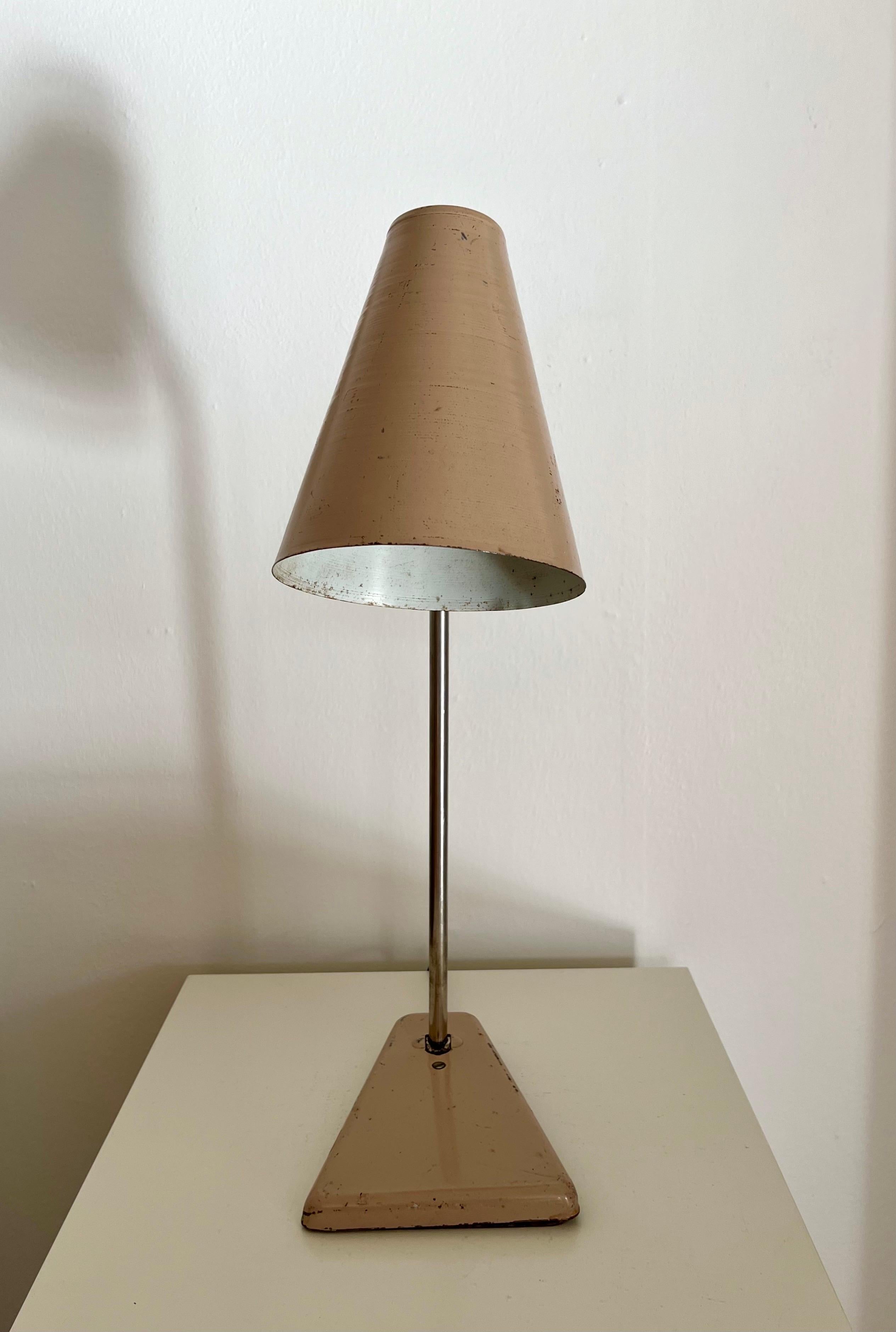 Laqué Lampe de table industrielle française en métal laqué, années 1930-1940 en vente