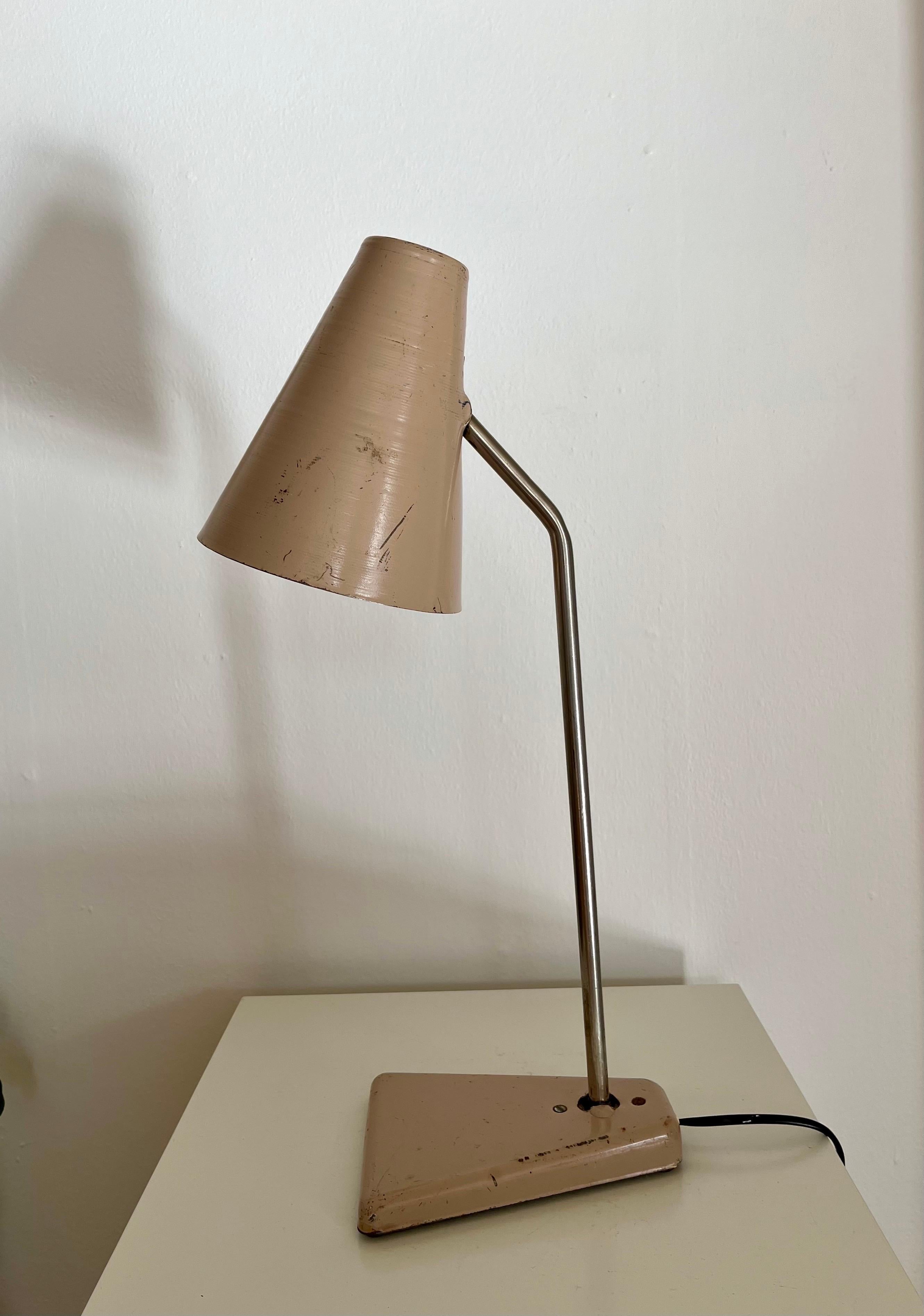Milieu du XXe siècle Lampe de table industrielle française en métal laqué, années 1930-1940 en vente
